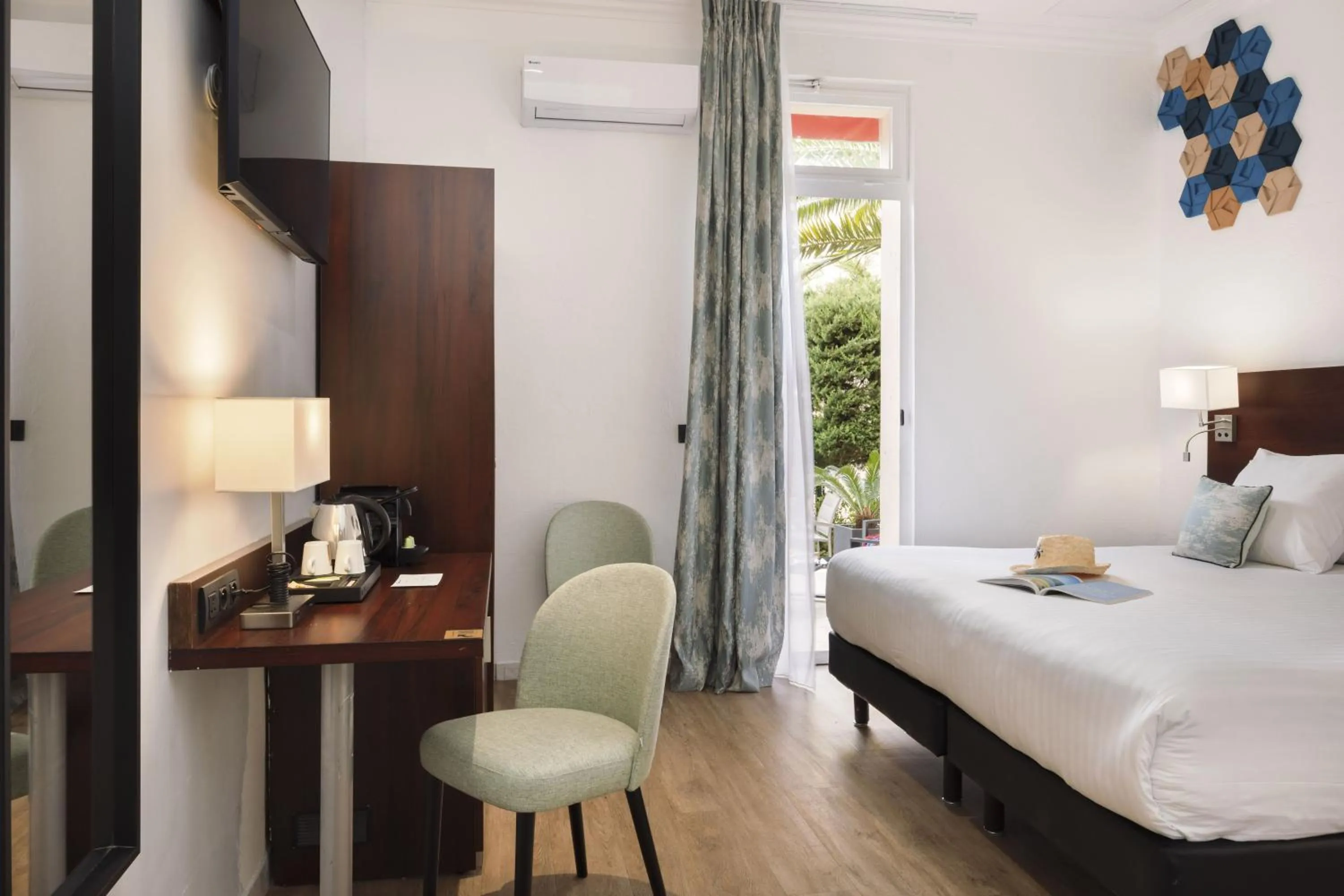 Bed in Best Western Hôtel des Orangers Cannes