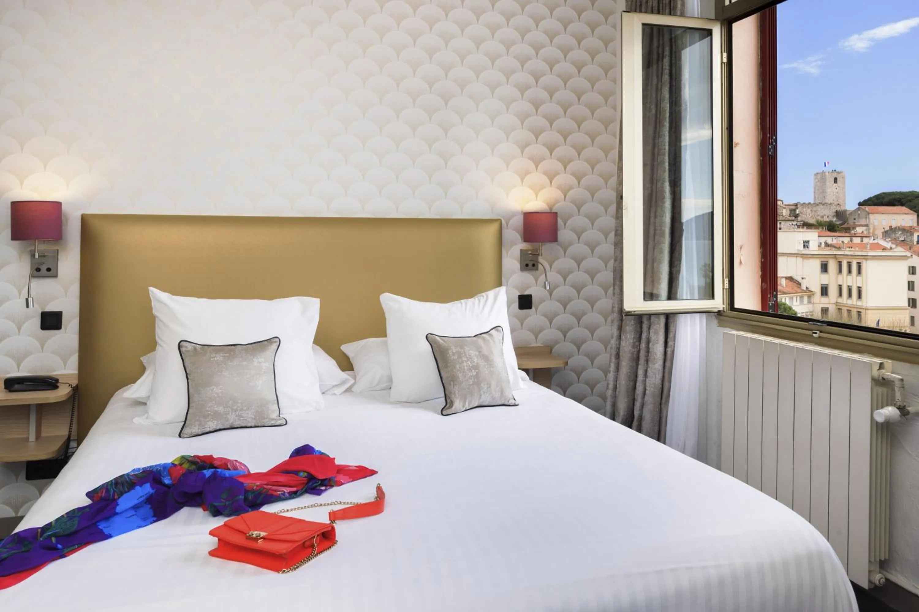 Photo of the whole room, Bed in Best Western Hôtel des Orangers Cannes