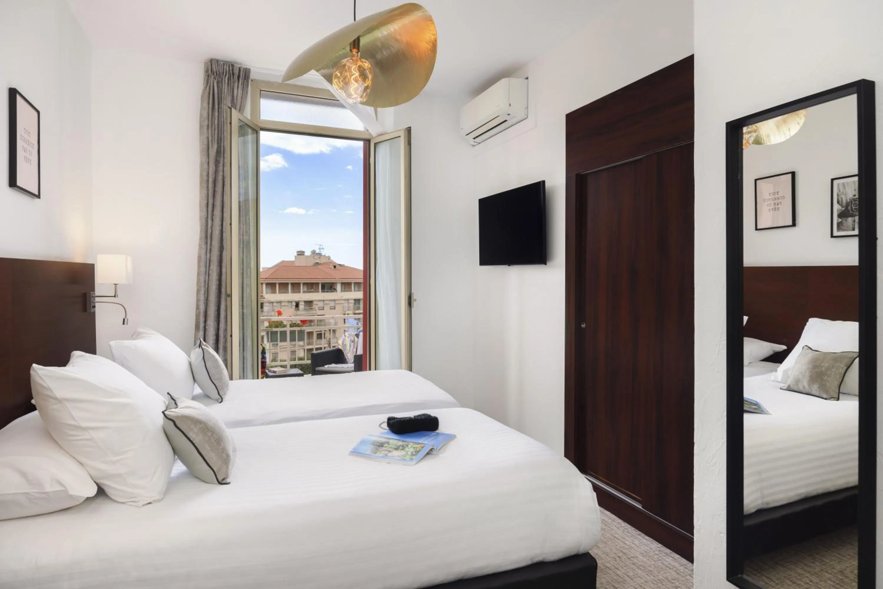 Bedroom, Bed in Best Western Hôtel des Orangers Cannes