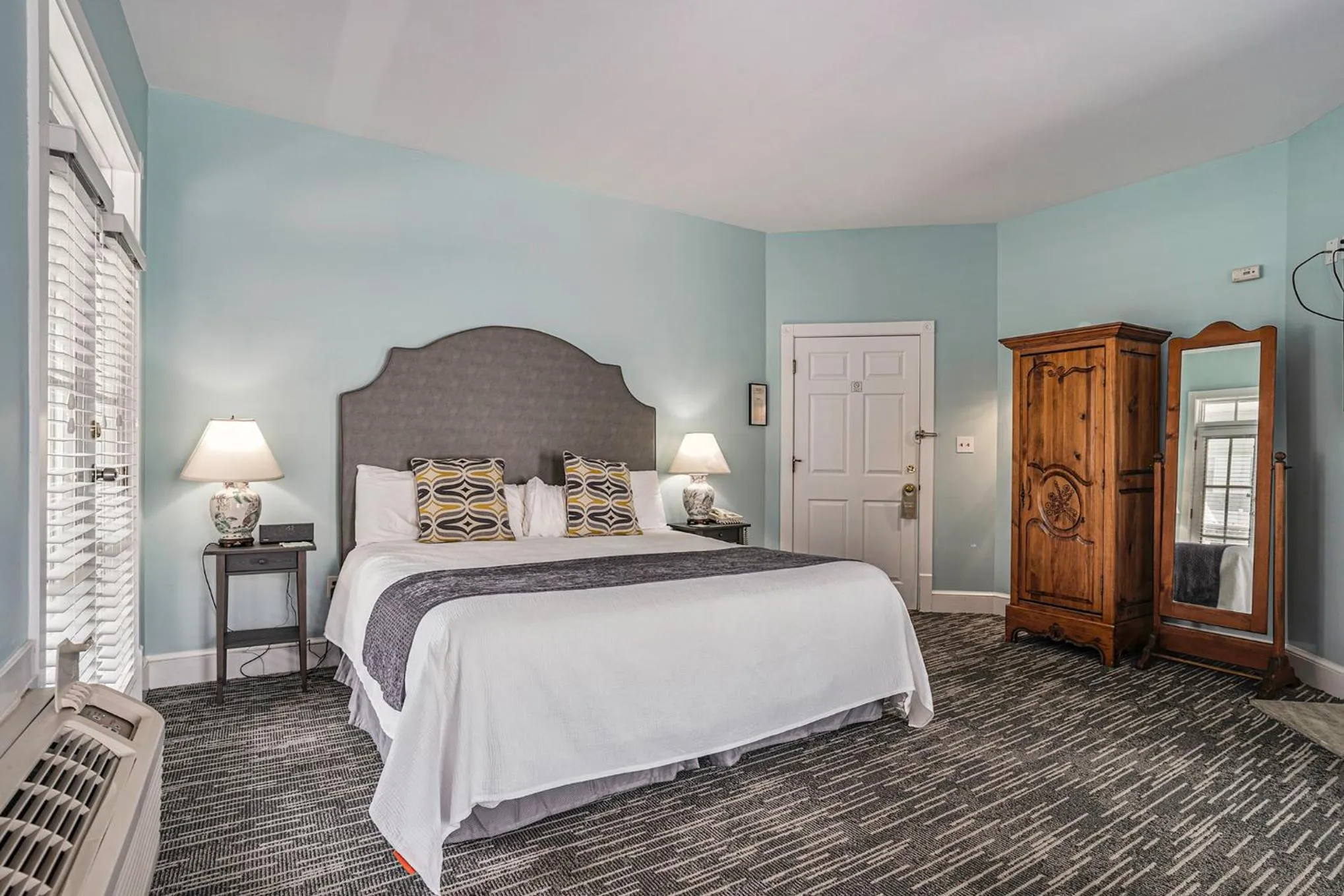 Bed in Harbor House Inn