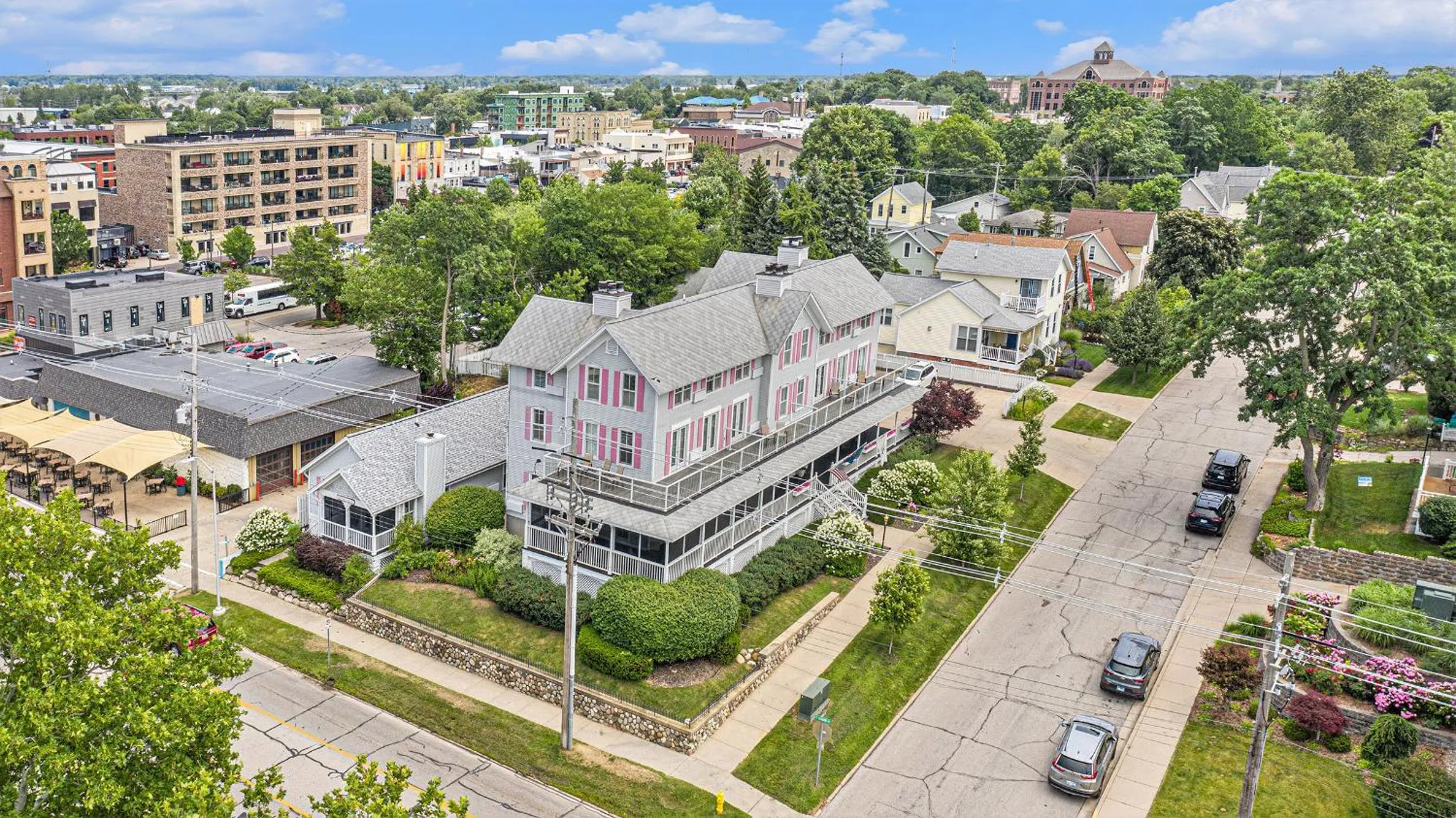 Property building in Harbor House Inn