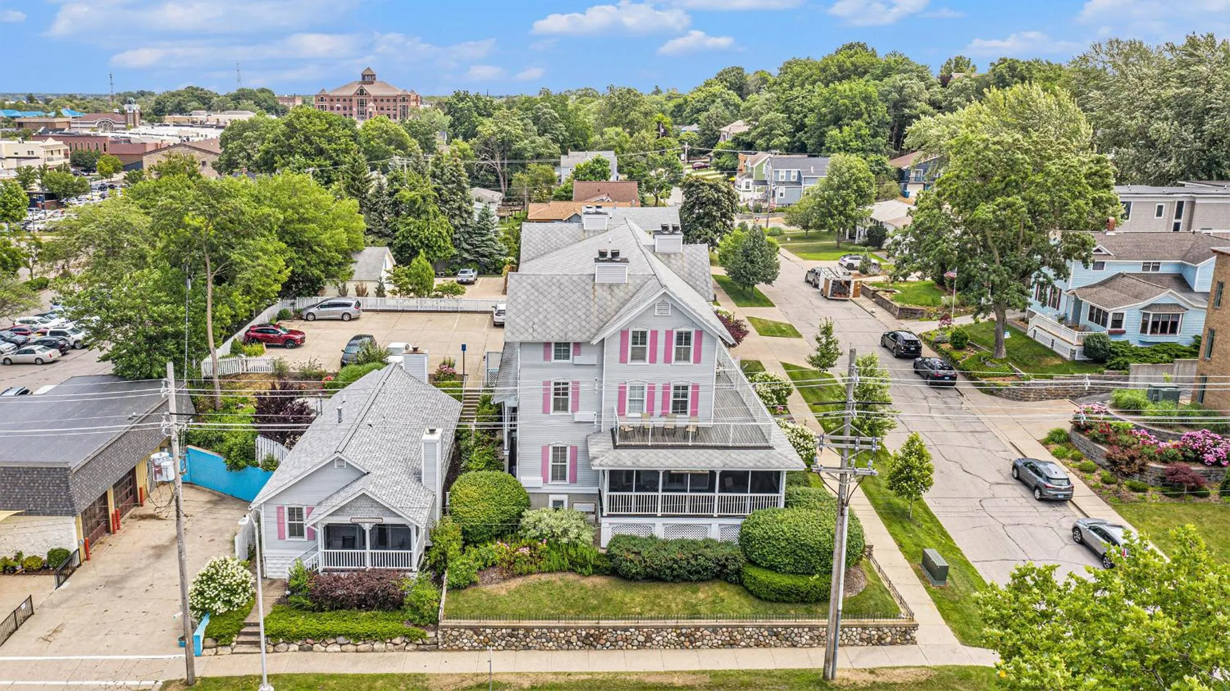 Property building in Harbor House Inn