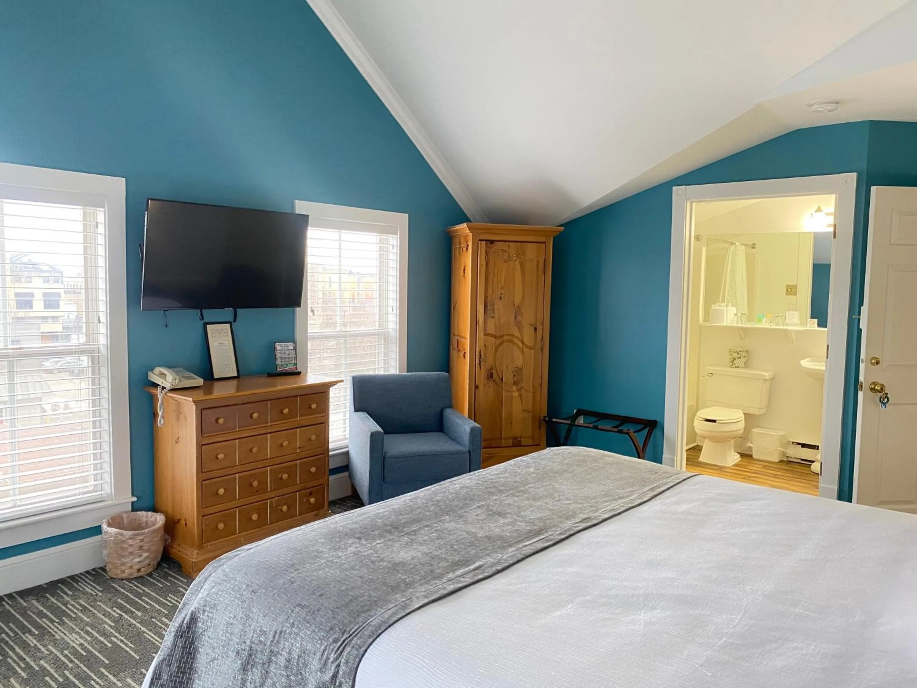 Bed in Harbor House Inn