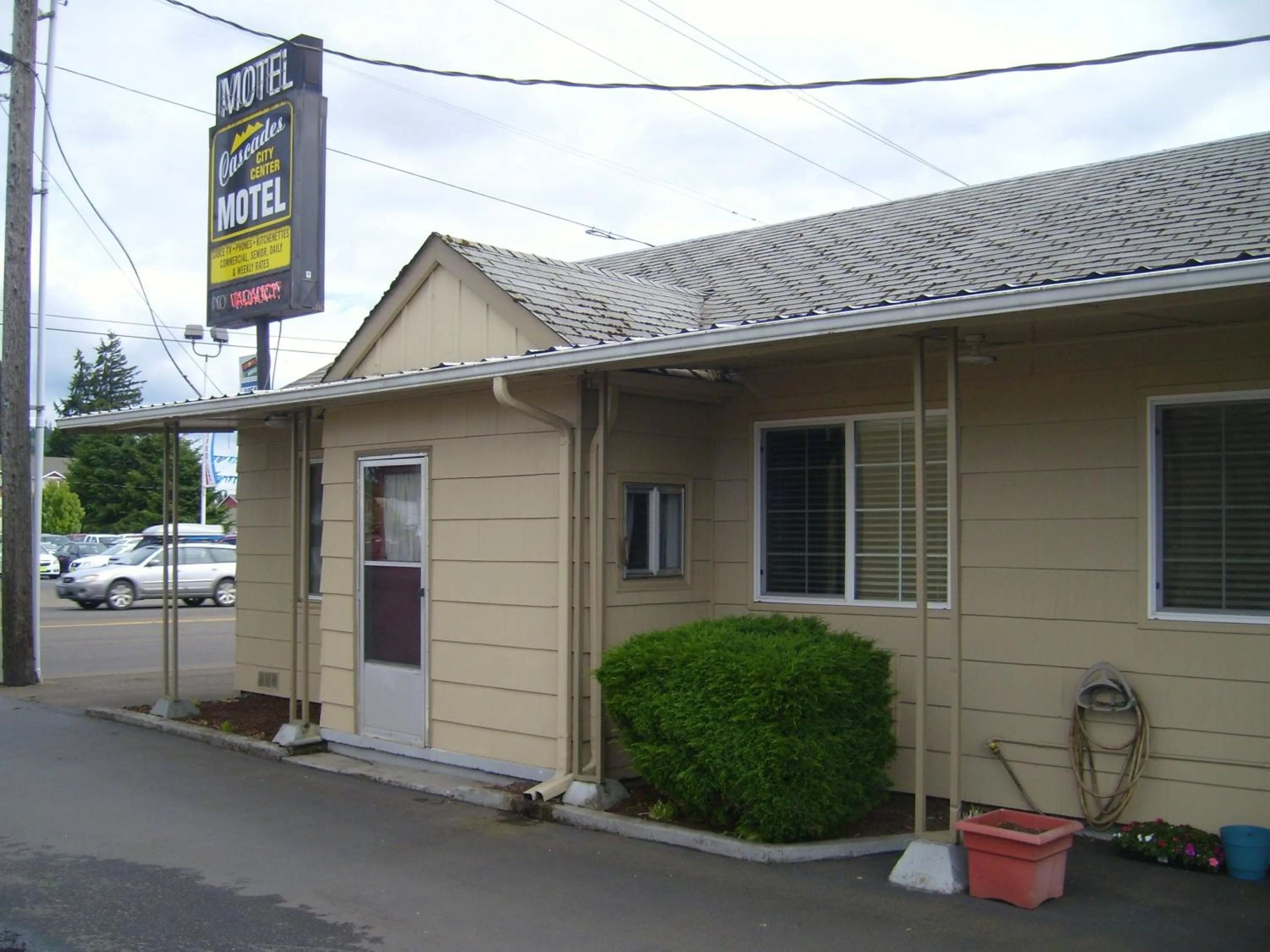 Property building in Cascade City Center Motel