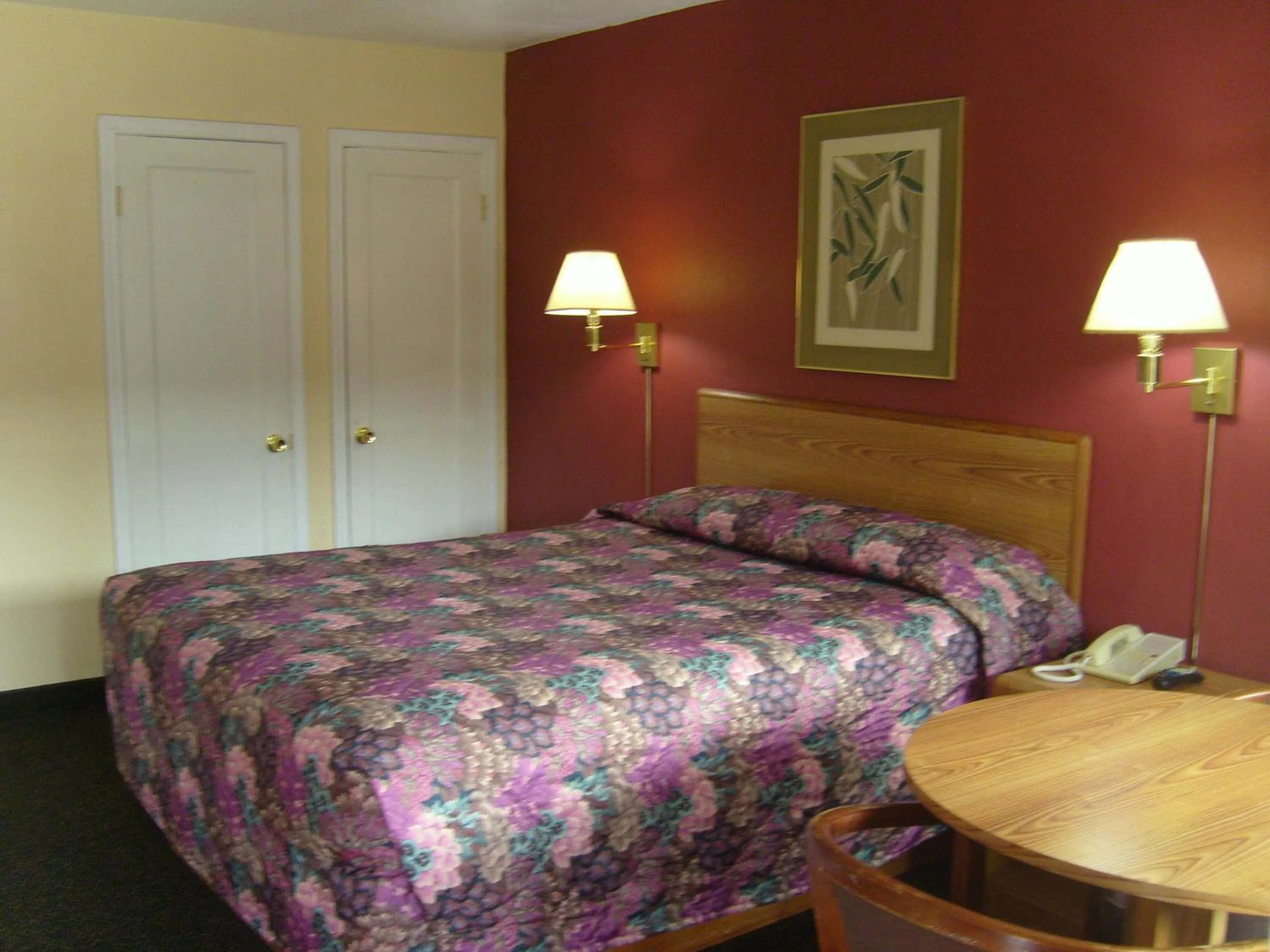Bed in Cascade City Center Motel