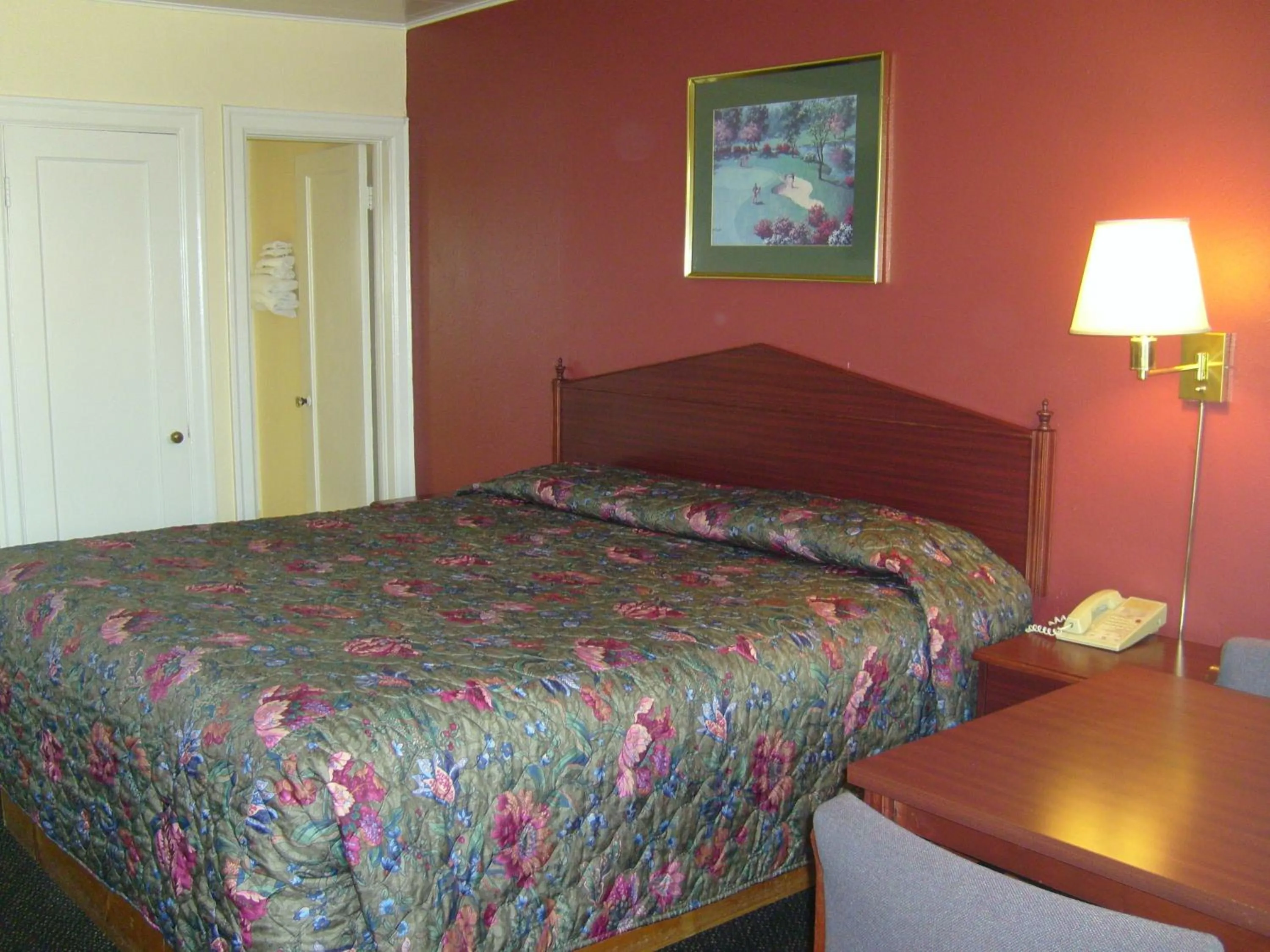 Bed in Cascade City Center Motel