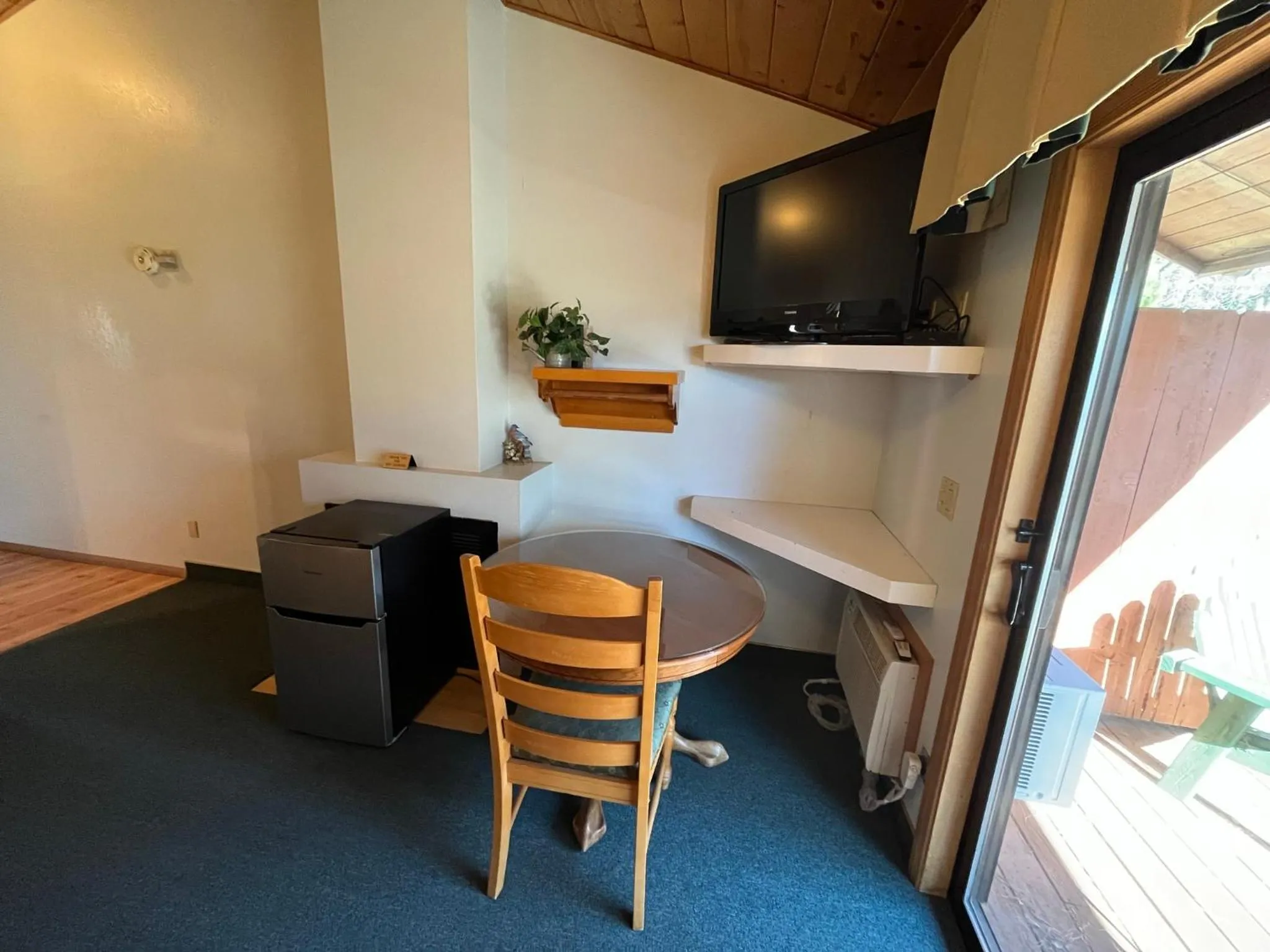 TV and multimedia in Whispering Pines Lodge