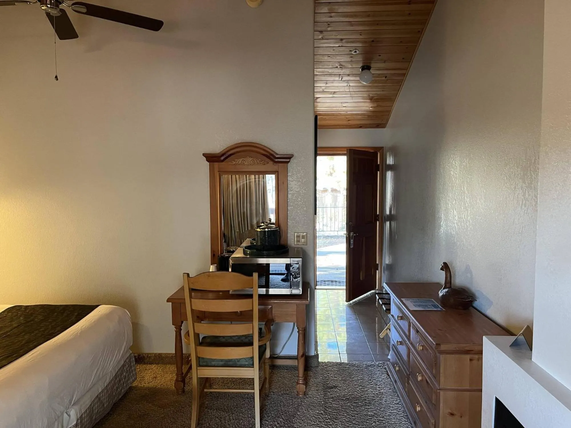Living room, Bed in Whispering Pines Lodge