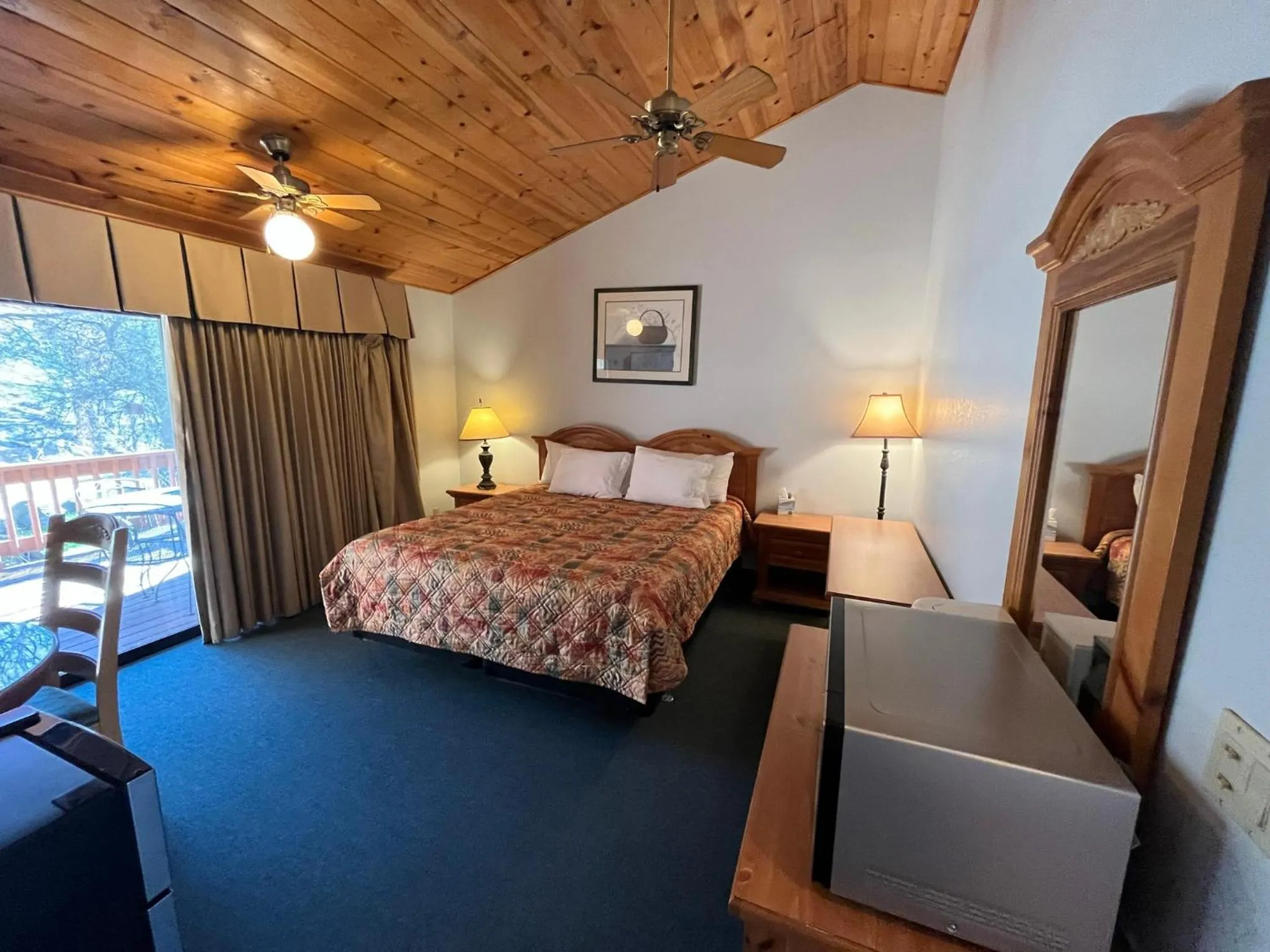Photo of the whole room, Bed in Whispering Pines Lodge