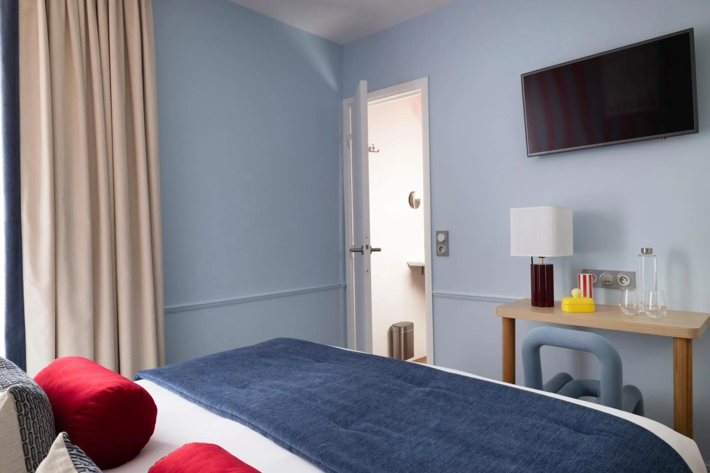 Bed in Hotel La Folie des Pres - Saint-Germain-des-Pres