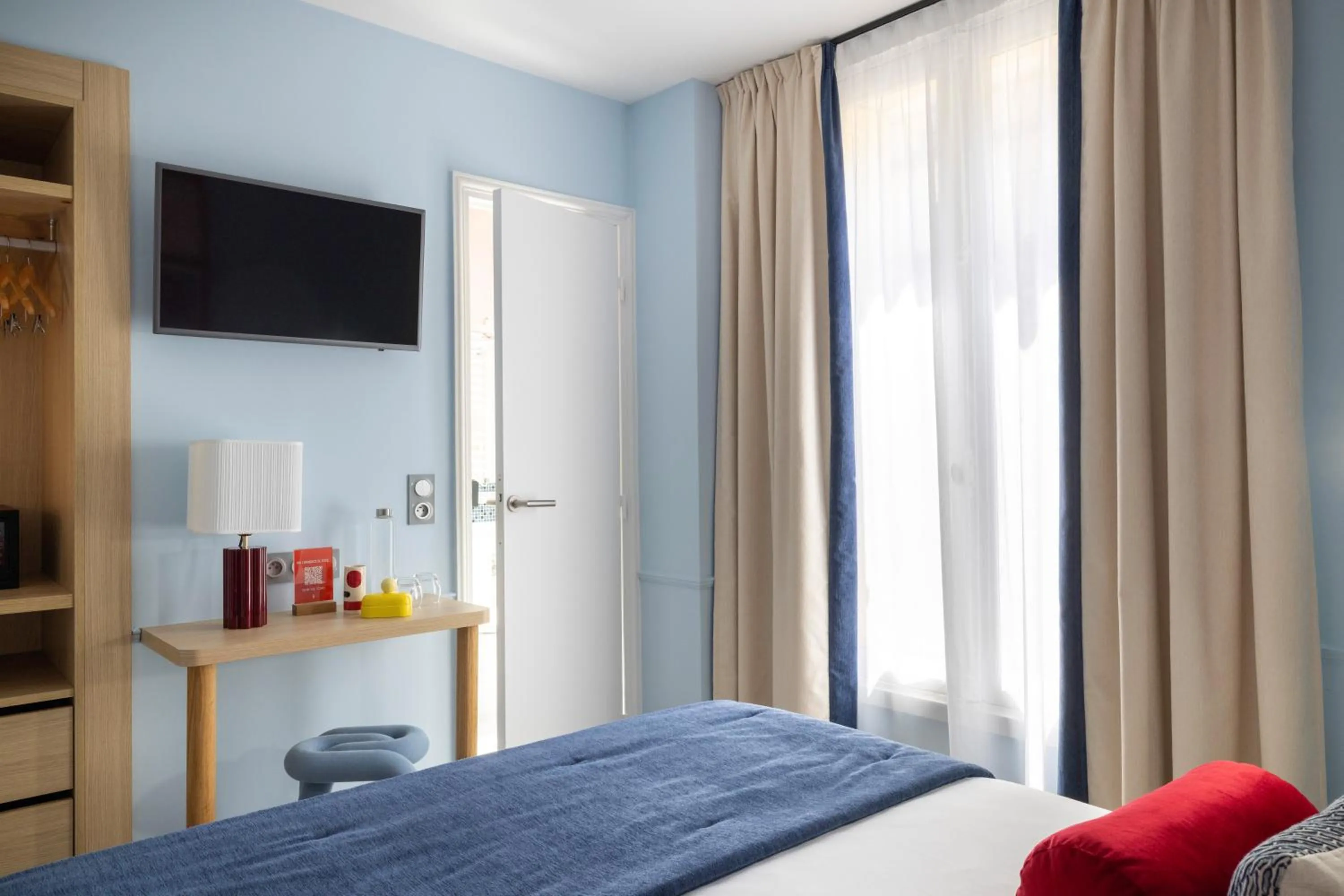 Bed in Hotel La Folie des Pres - Saint-Germain-des-Pres