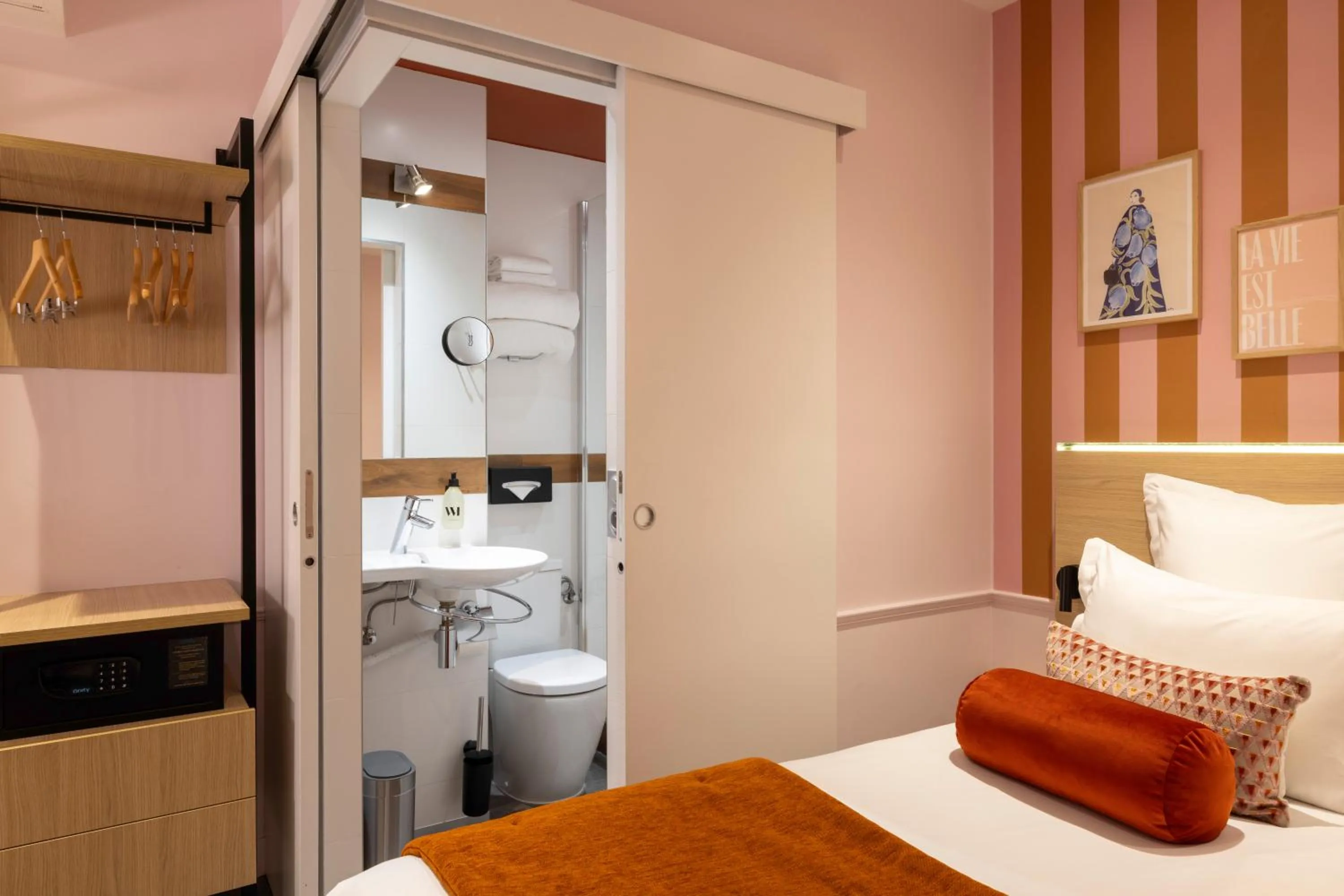 Shower, Bed in Hotel La Folie des Pres - Saint-Germain-des-Pres