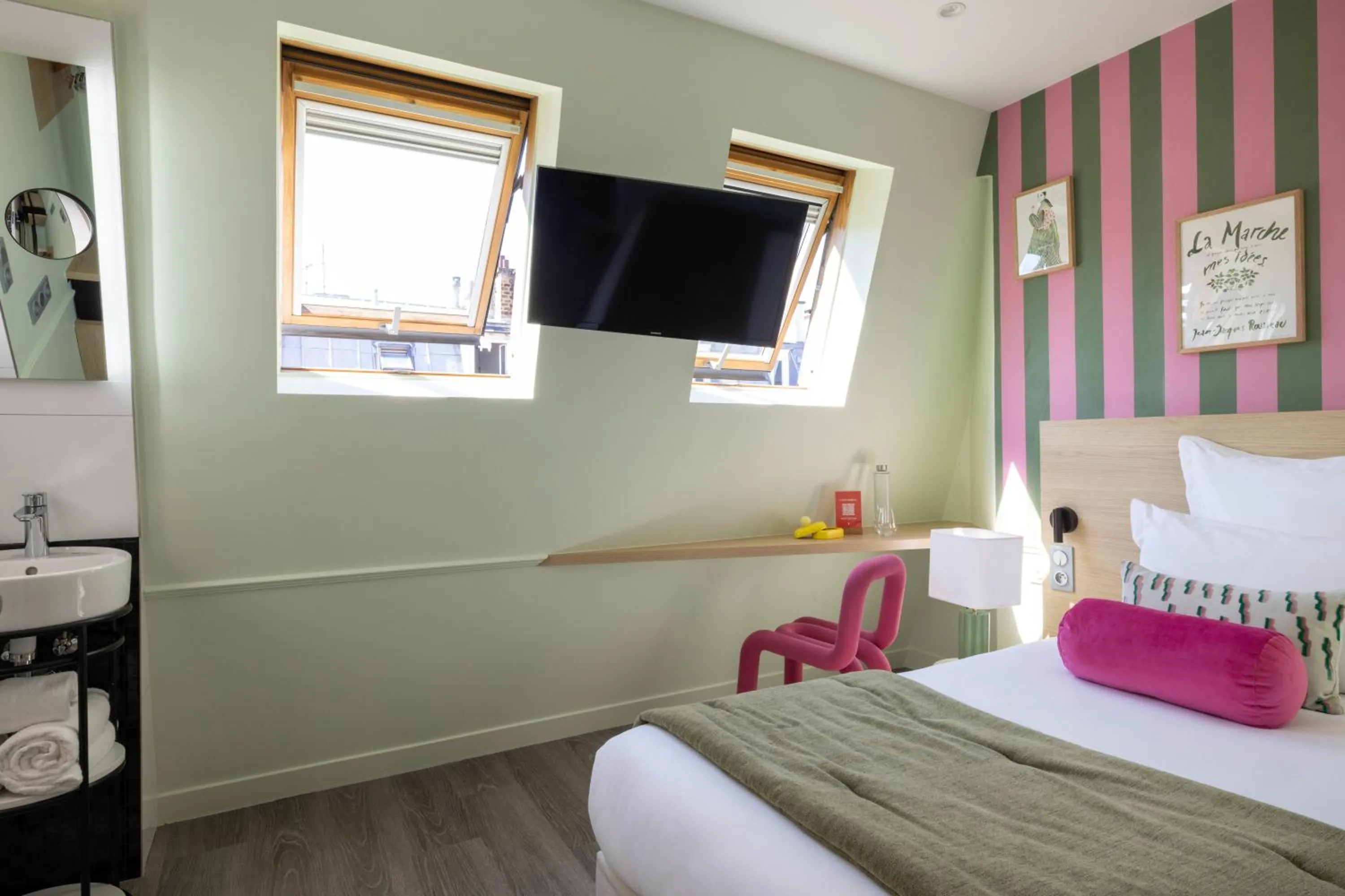 Bed in Hotel La Folie des Pres - Saint-Germain-des-Pres