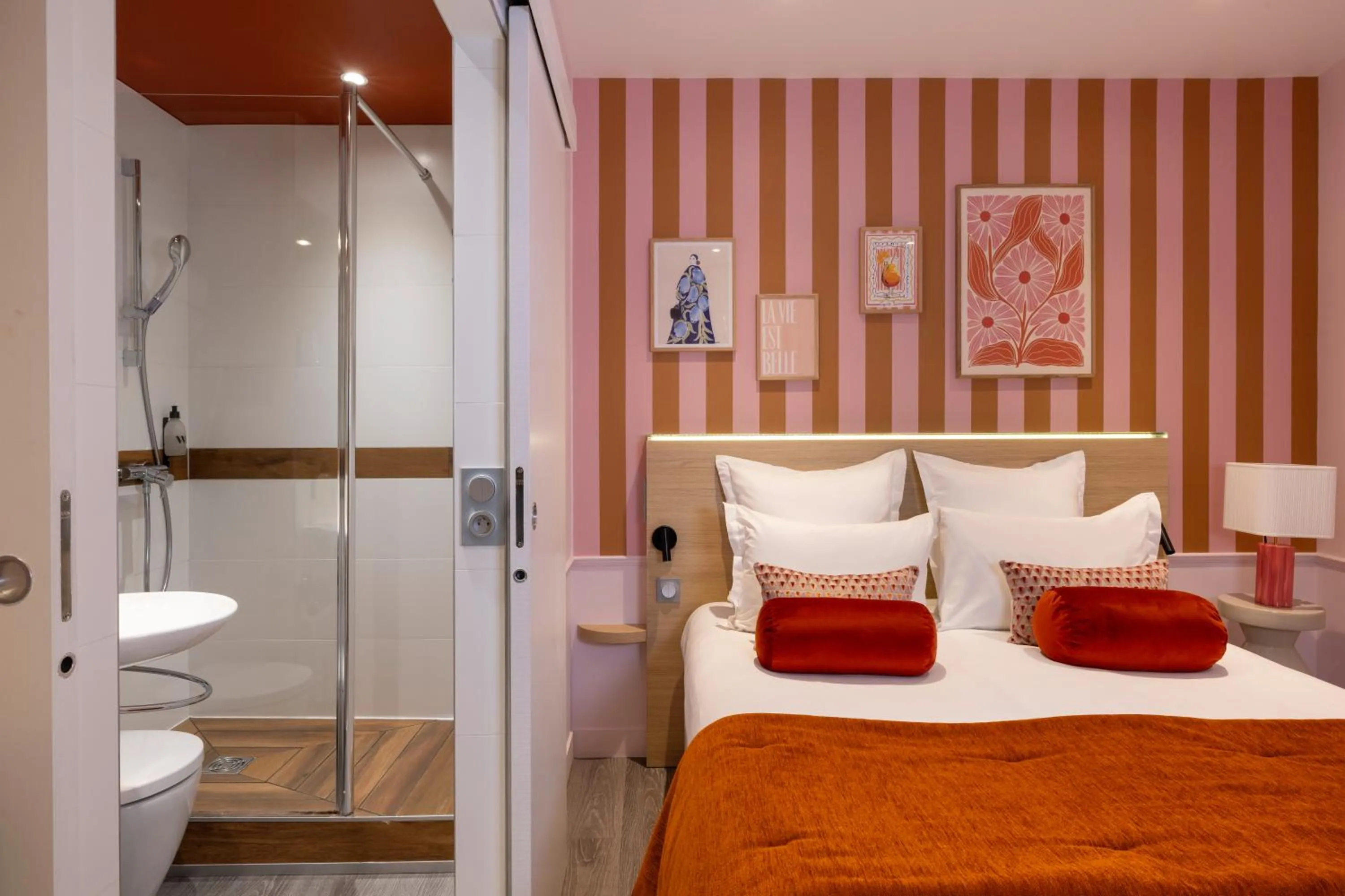 Shower, Bed in Hotel La Folie des Pres - Saint-Germain-des-Pres