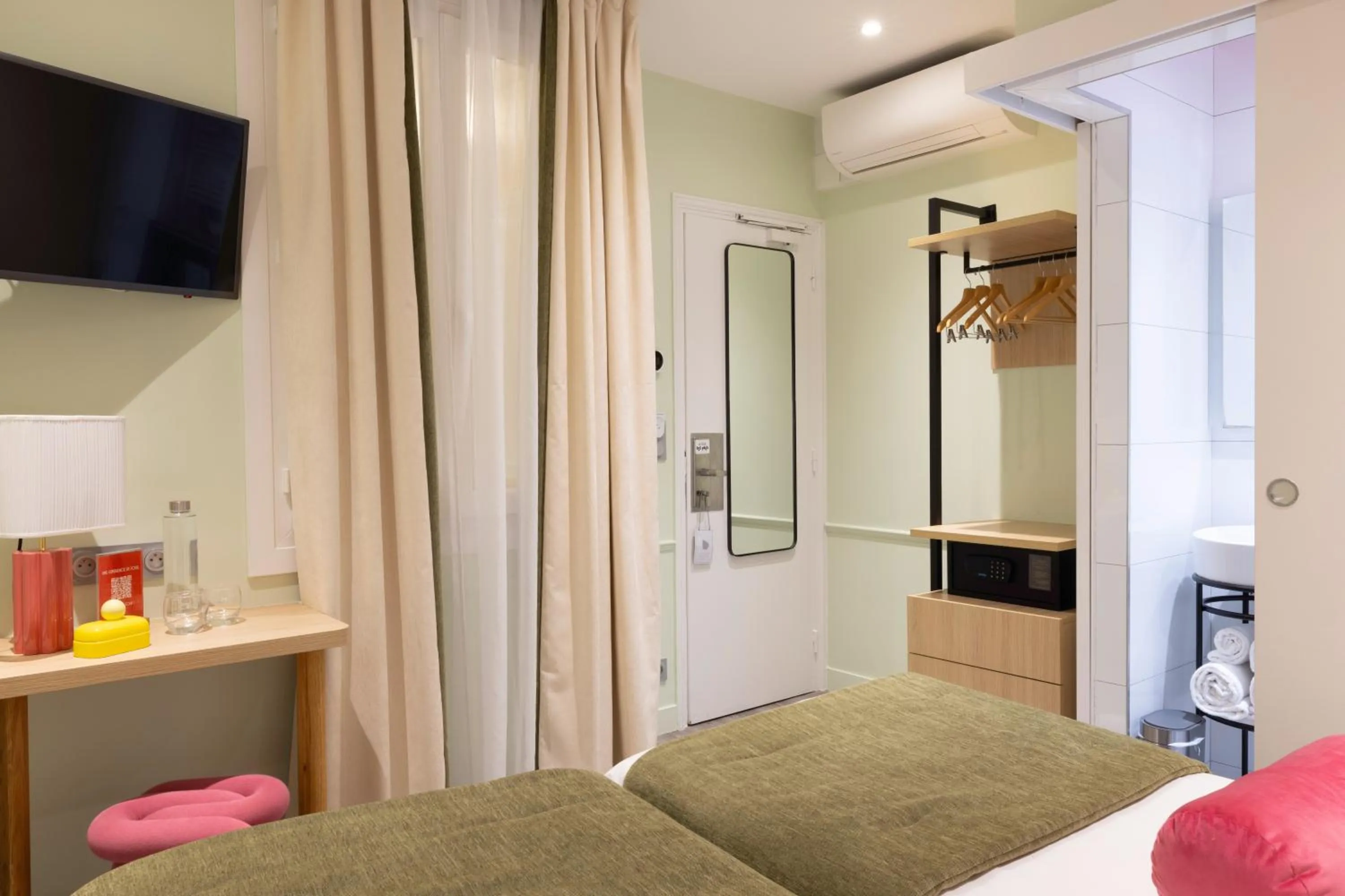 Bed in Hotel La Folie des Pres - Saint-Germain-des-Pres