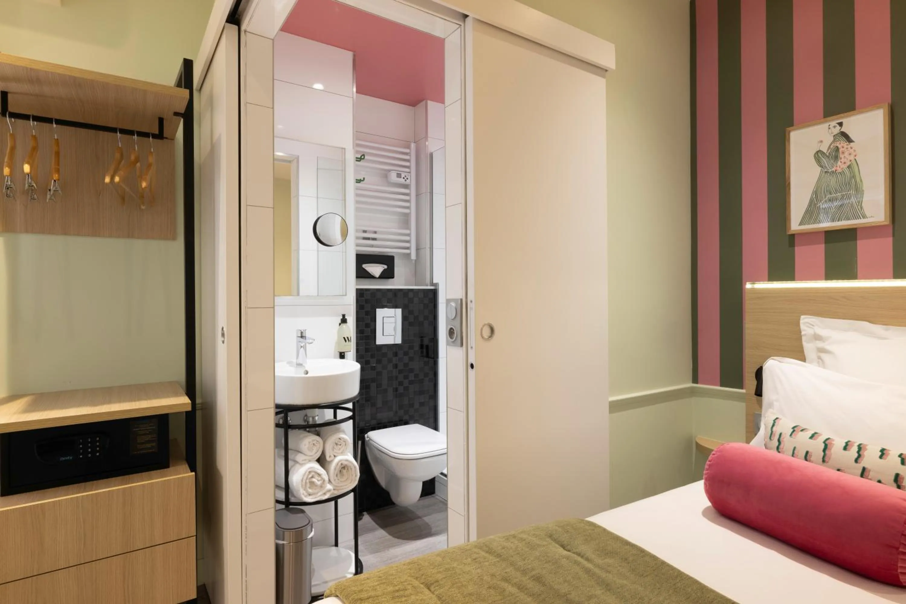 Shower, Bed in Hotel La Folie des Pres - Saint-Germain-des-Pres