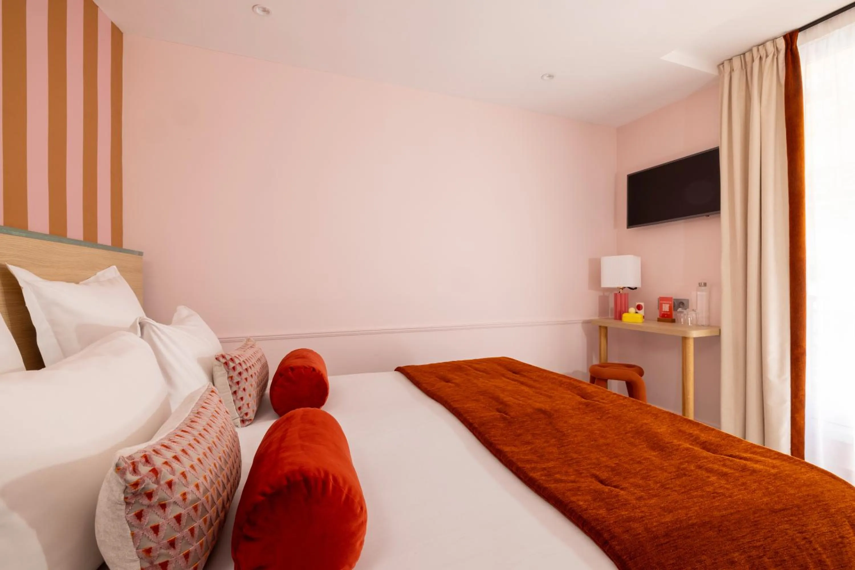 Bed in Hotel La Folie des Pres - Saint-Germain-des-Pres