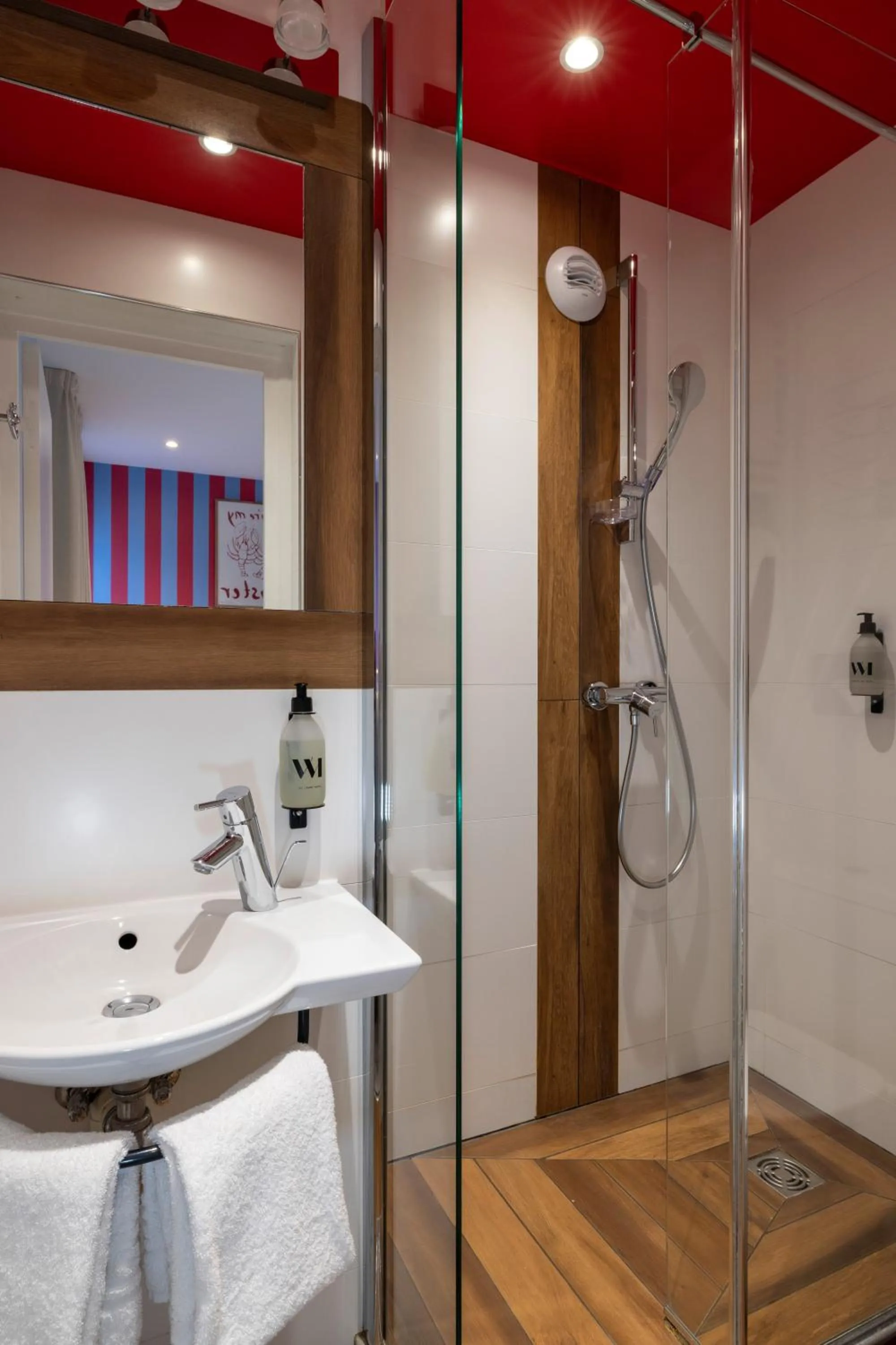 Shower in Hotel La Folie des Pres - Saint-Germain-des-Pres