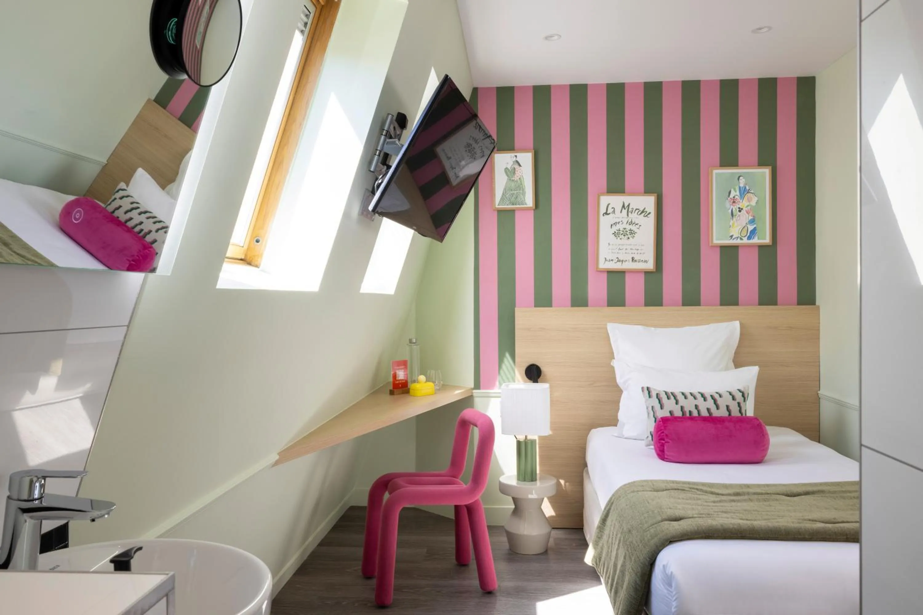 Bed in Hotel La Folie des Pres - Saint-Germain-des-Pres