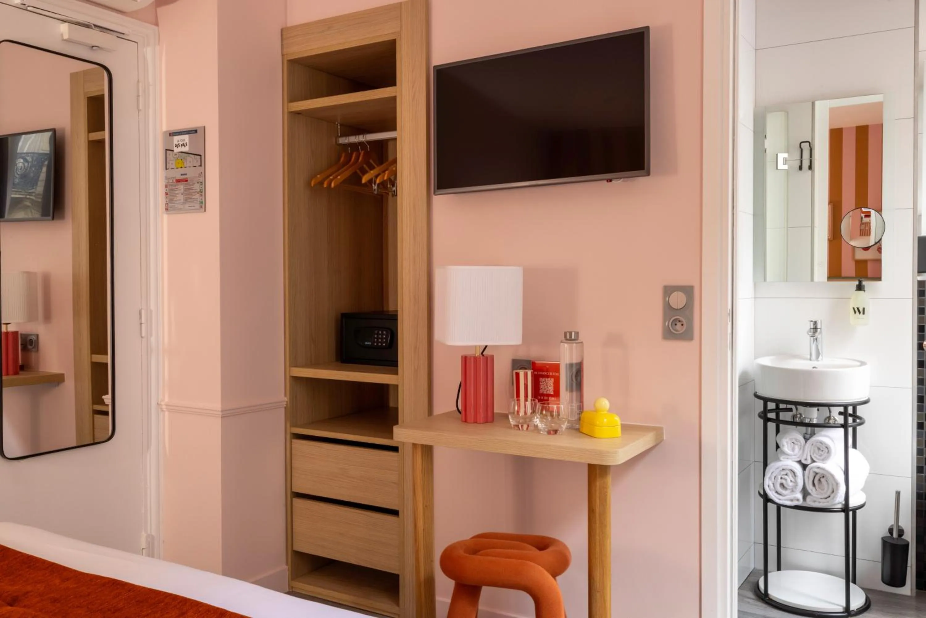 TV and multimedia in Hotel La Folie des Pres - Saint-Germain-des-Pres