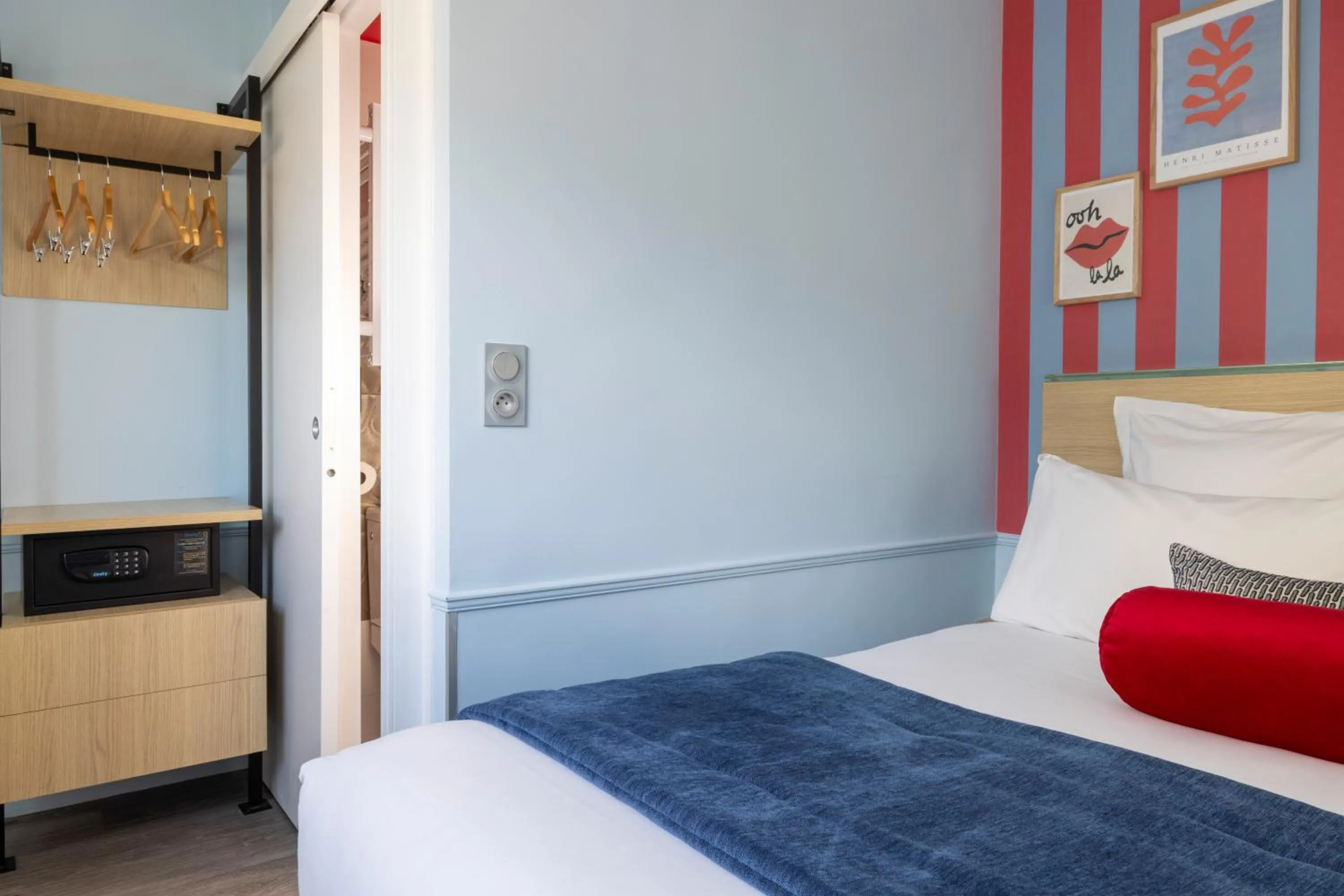 Bed in Hotel La Folie des Pres - Saint-Germain-des-Pres