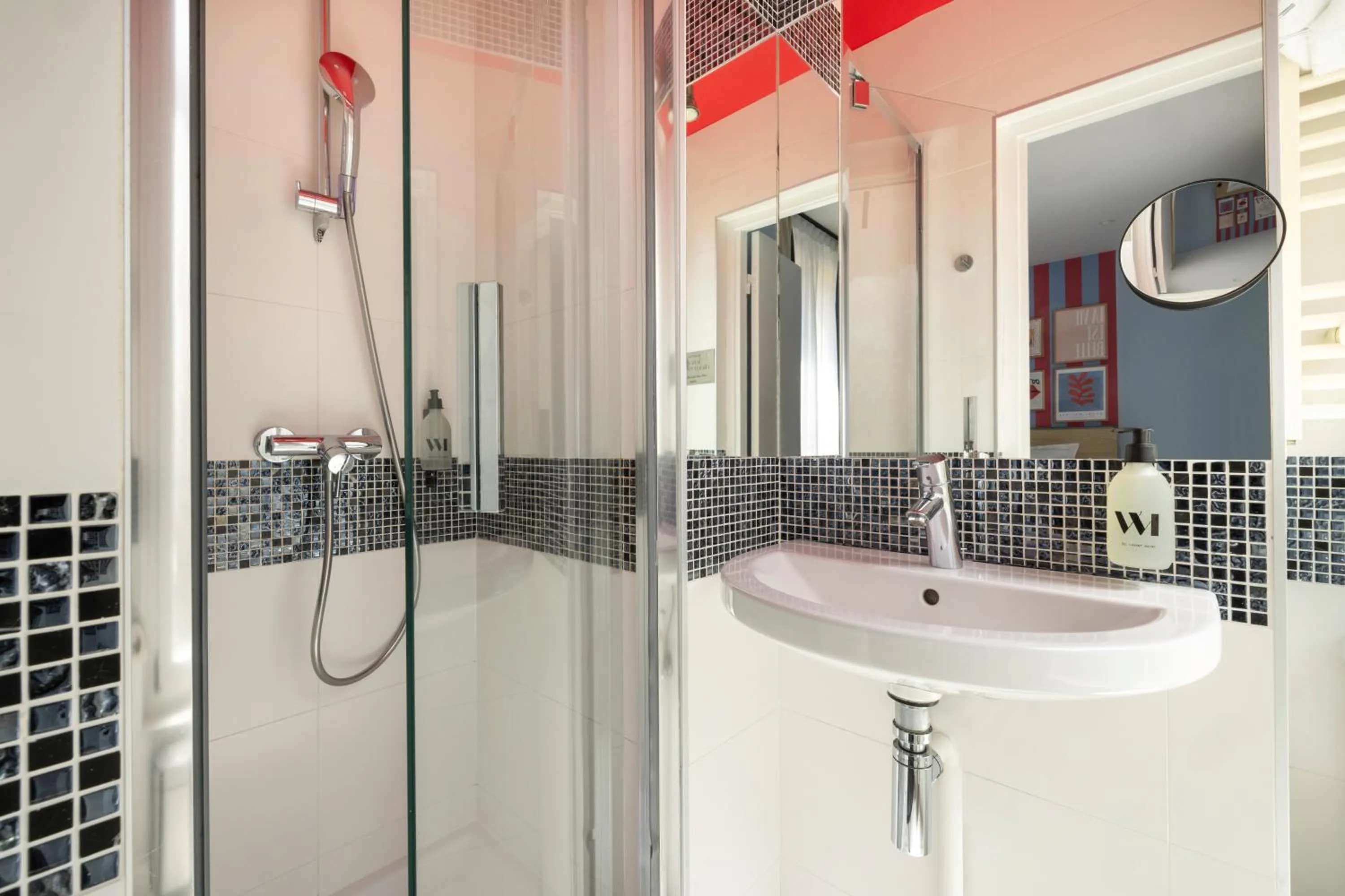 Shower in Hotel La Folie des Pres - Saint-Germain-des-Pres