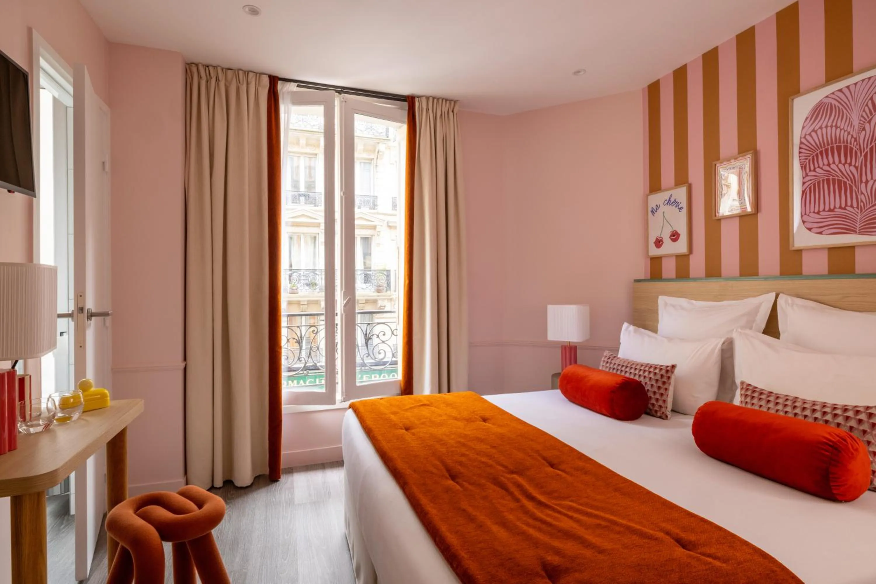 Bed in Hotel La Folie des Pres - Saint-Germain-des-Pres