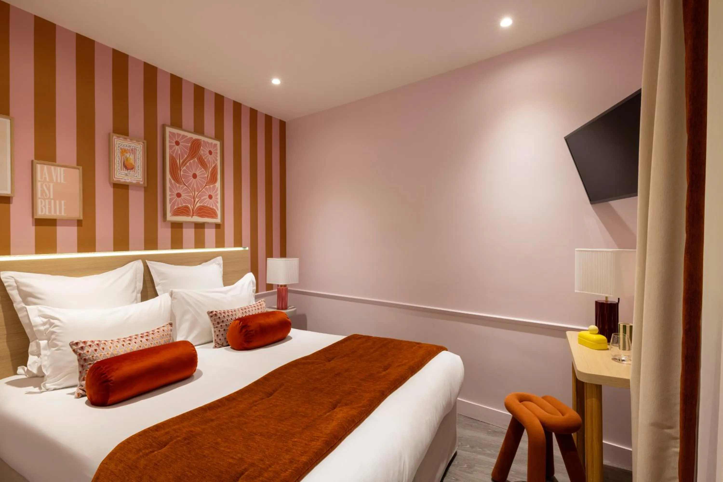 Bed in Hotel La Folie des Pres - Saint-Germain-des-Pres