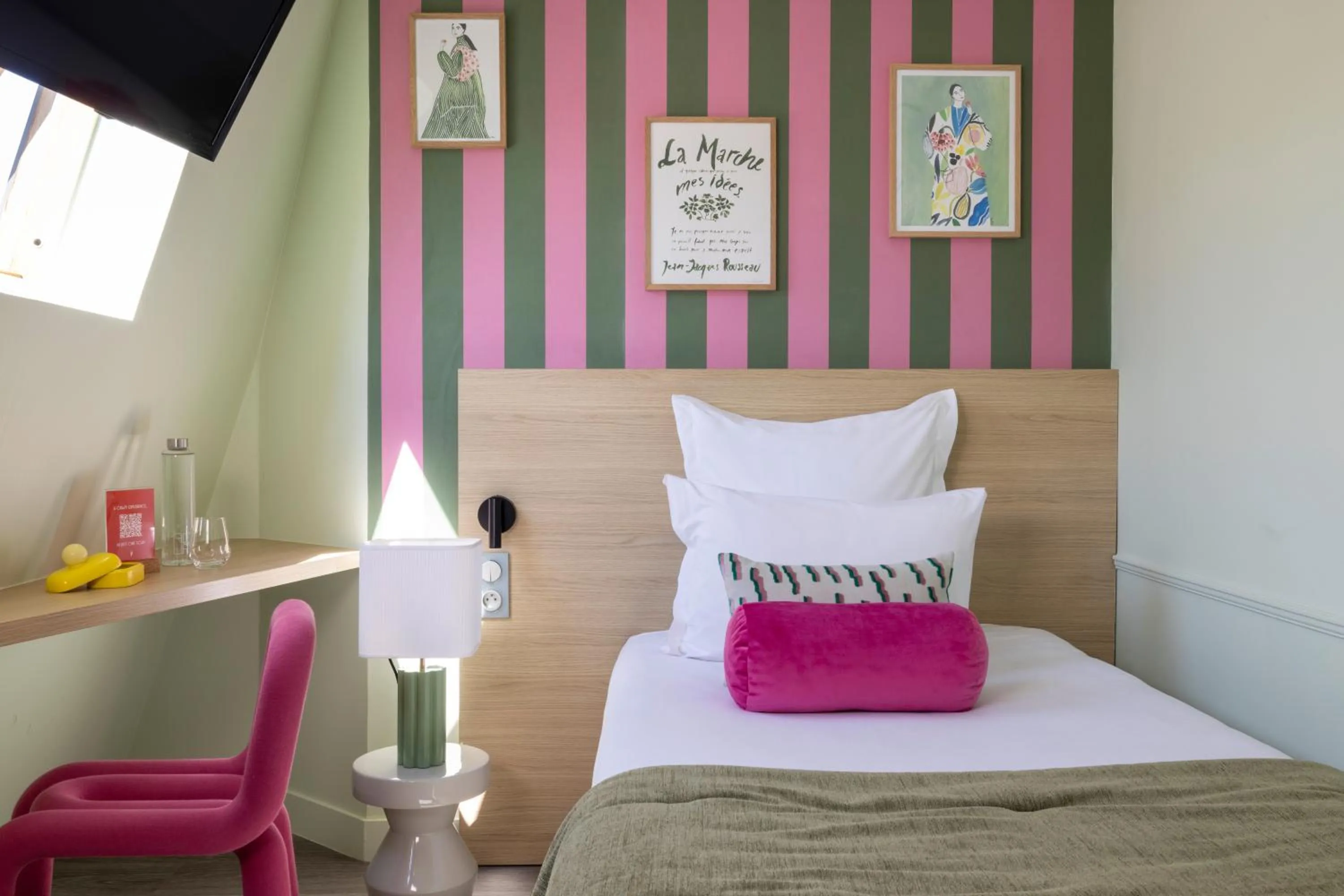 Bed in Hotel La Folie des Pres - Saint-Germain-des-Pres