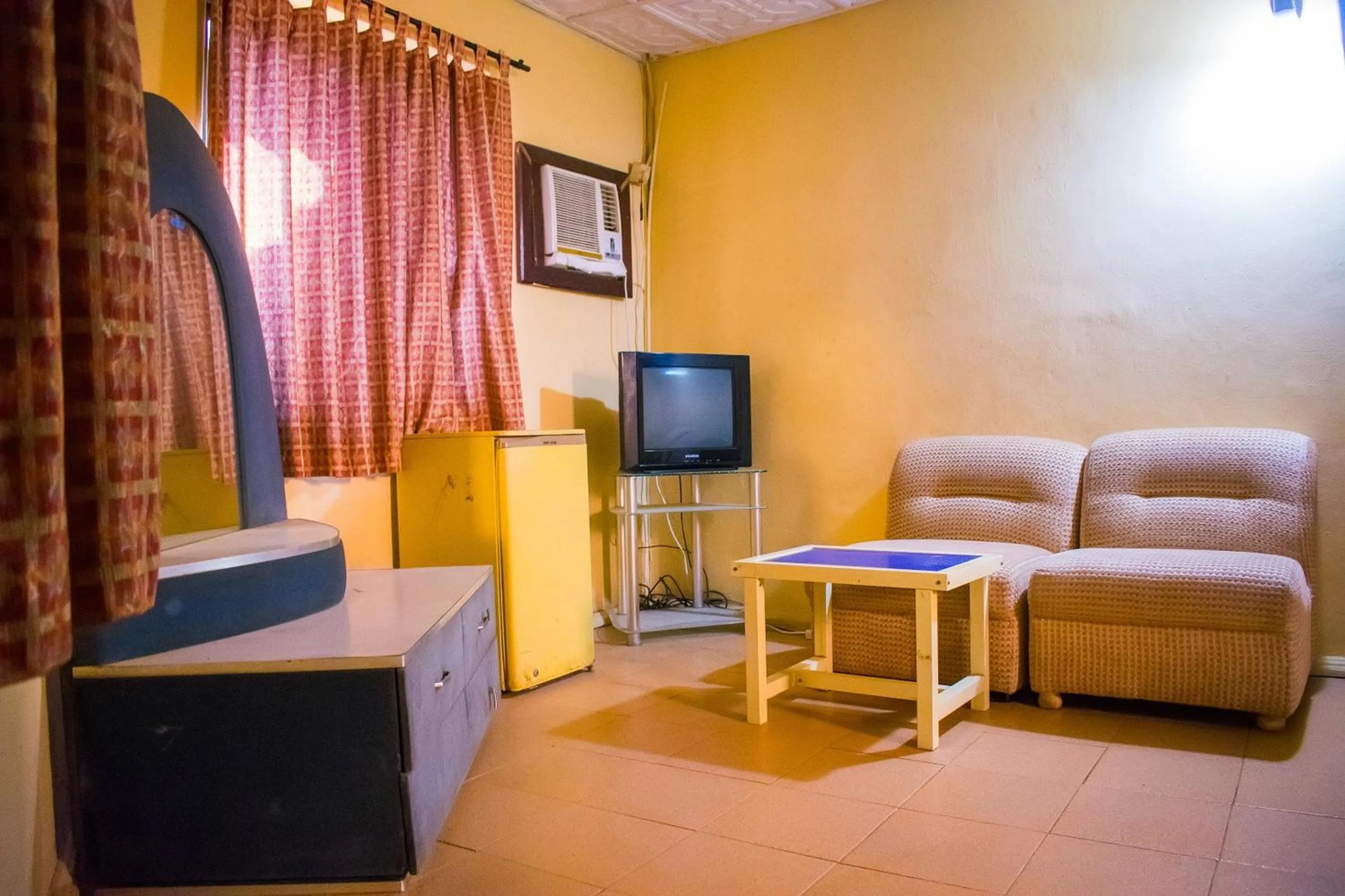 Communal lounge/ TV room in Organico House Hotel