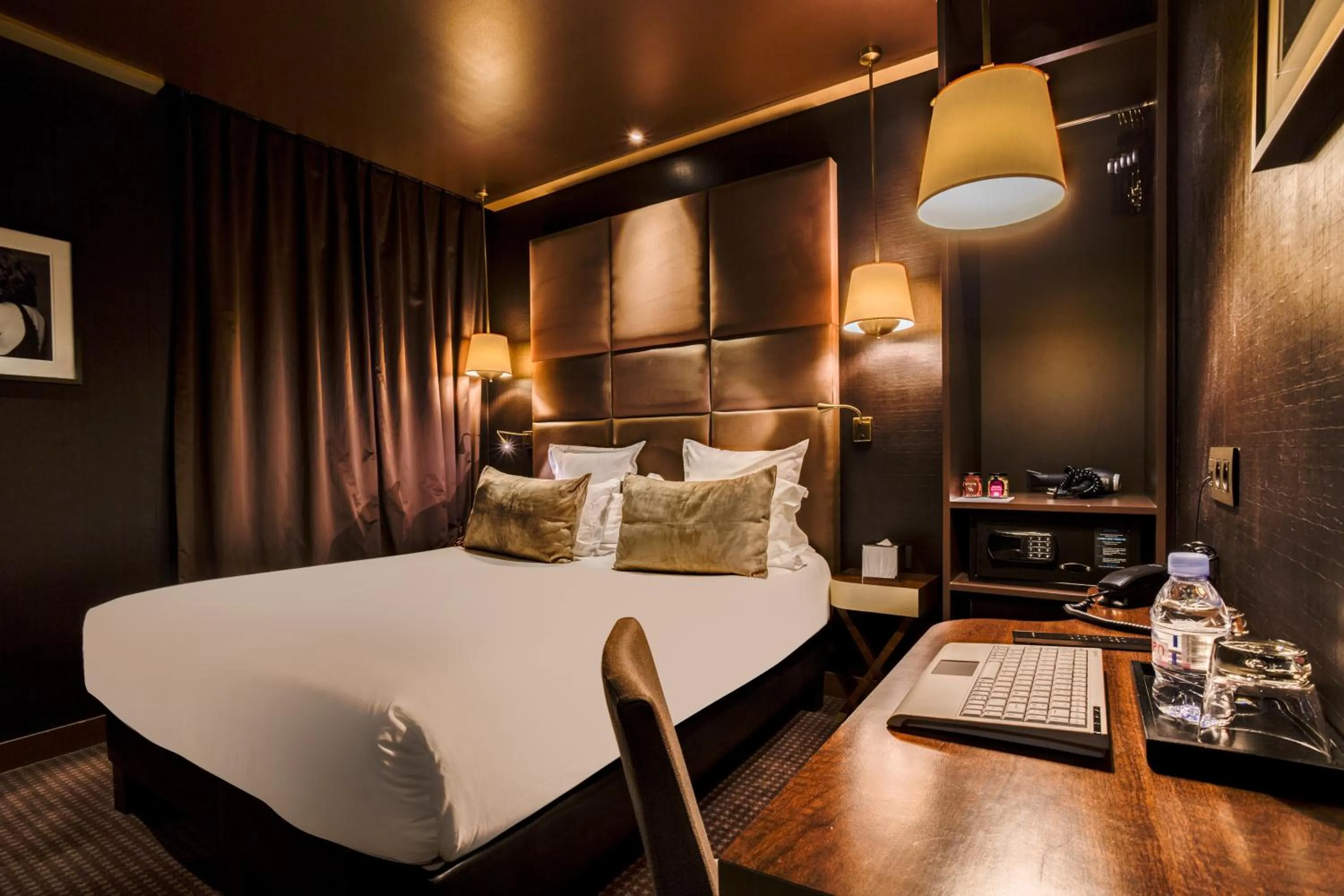 Bed in Hotel Armoni Paris