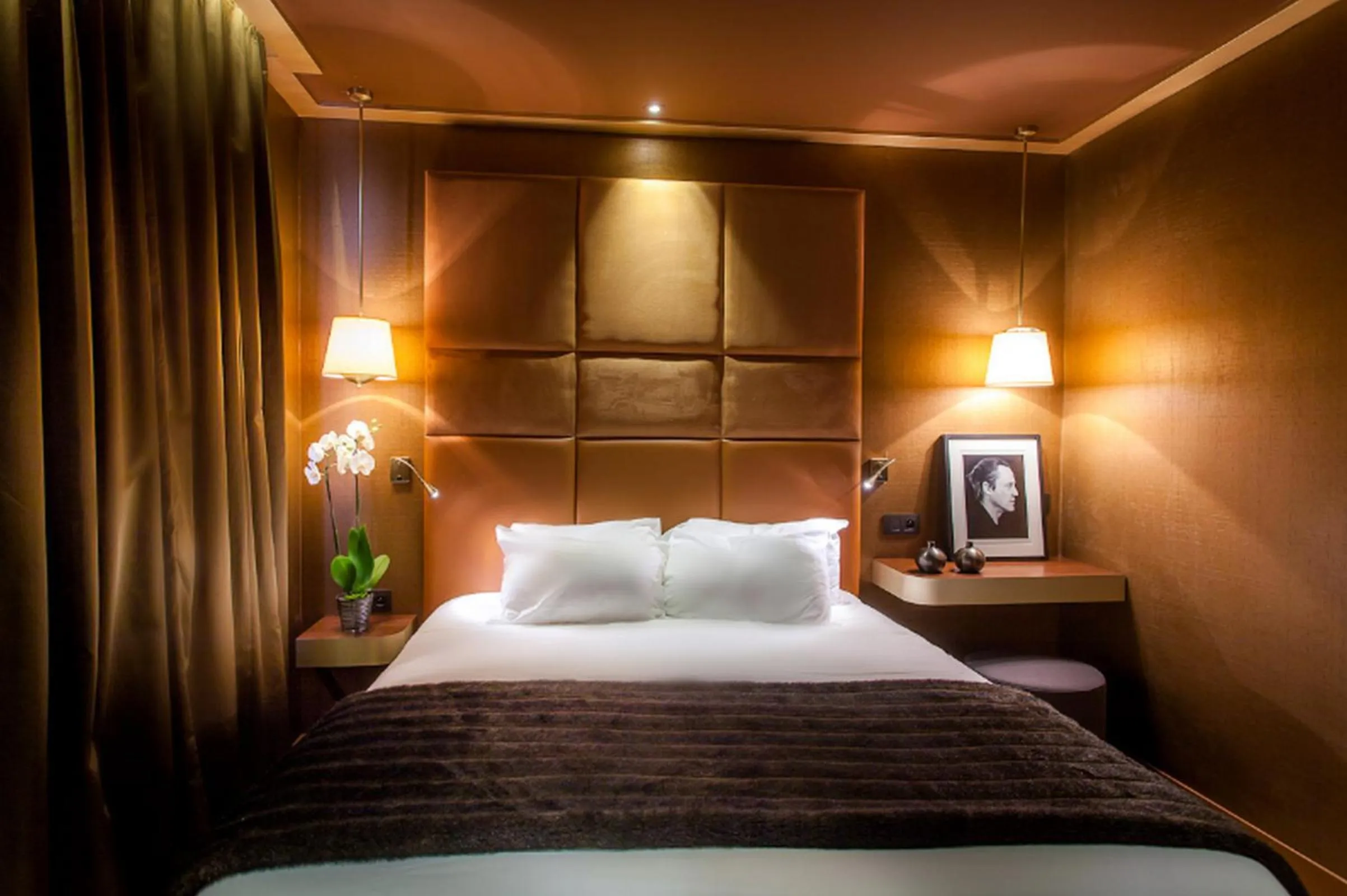 Bed in Hotel Armoni Paris