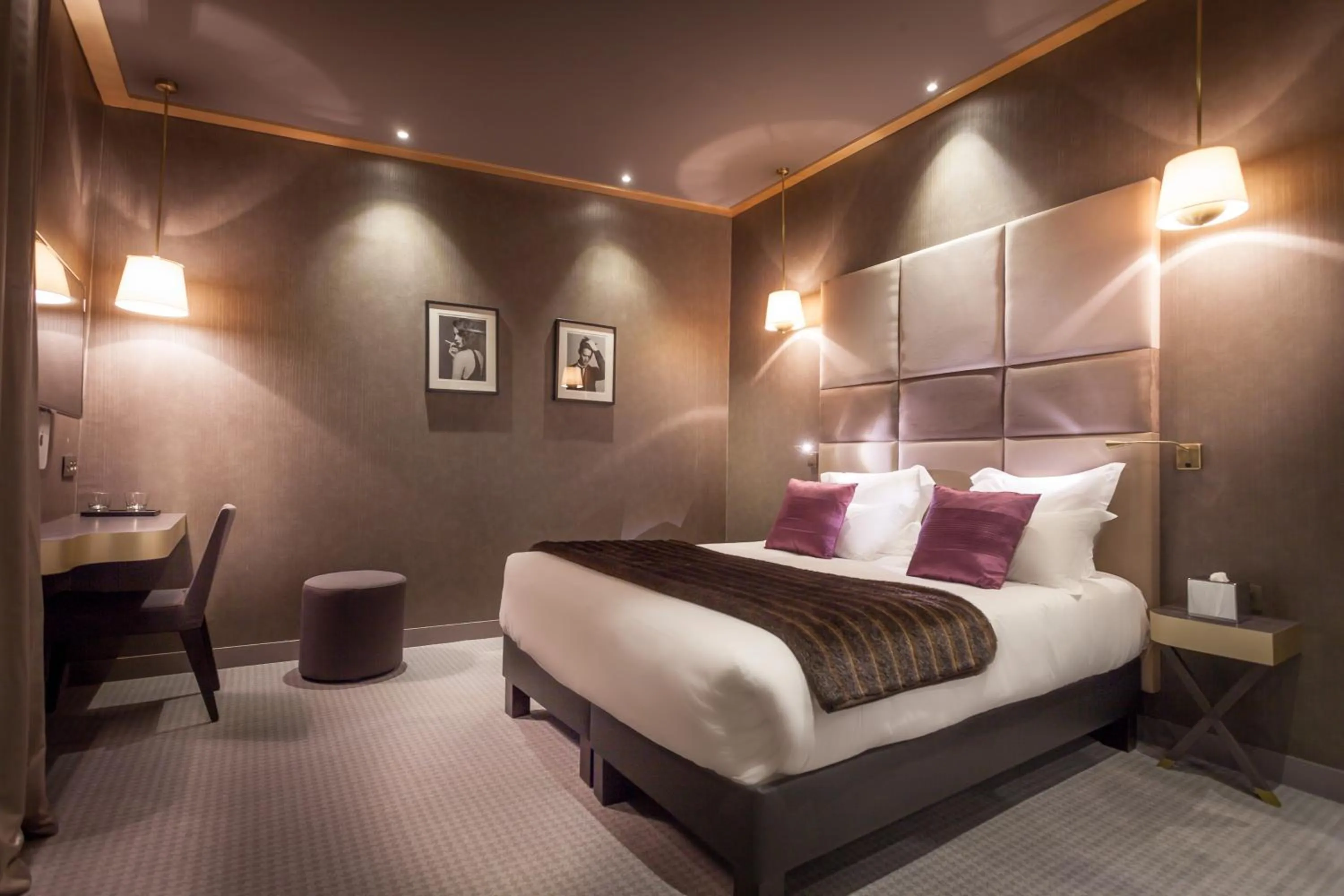 Bed in Hotel Armoni Paris