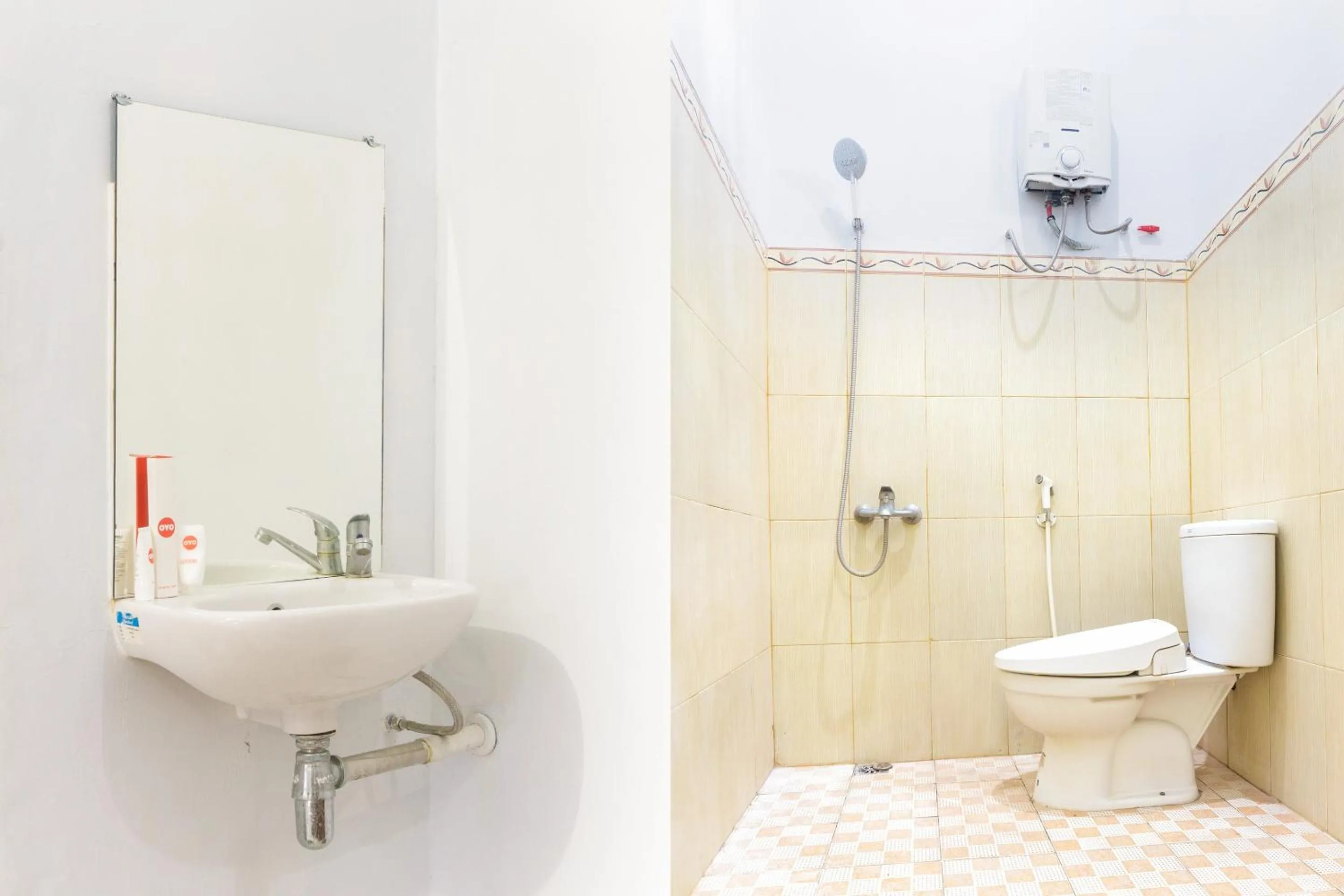 Bathroom in OYO 801 Hansa Homestay