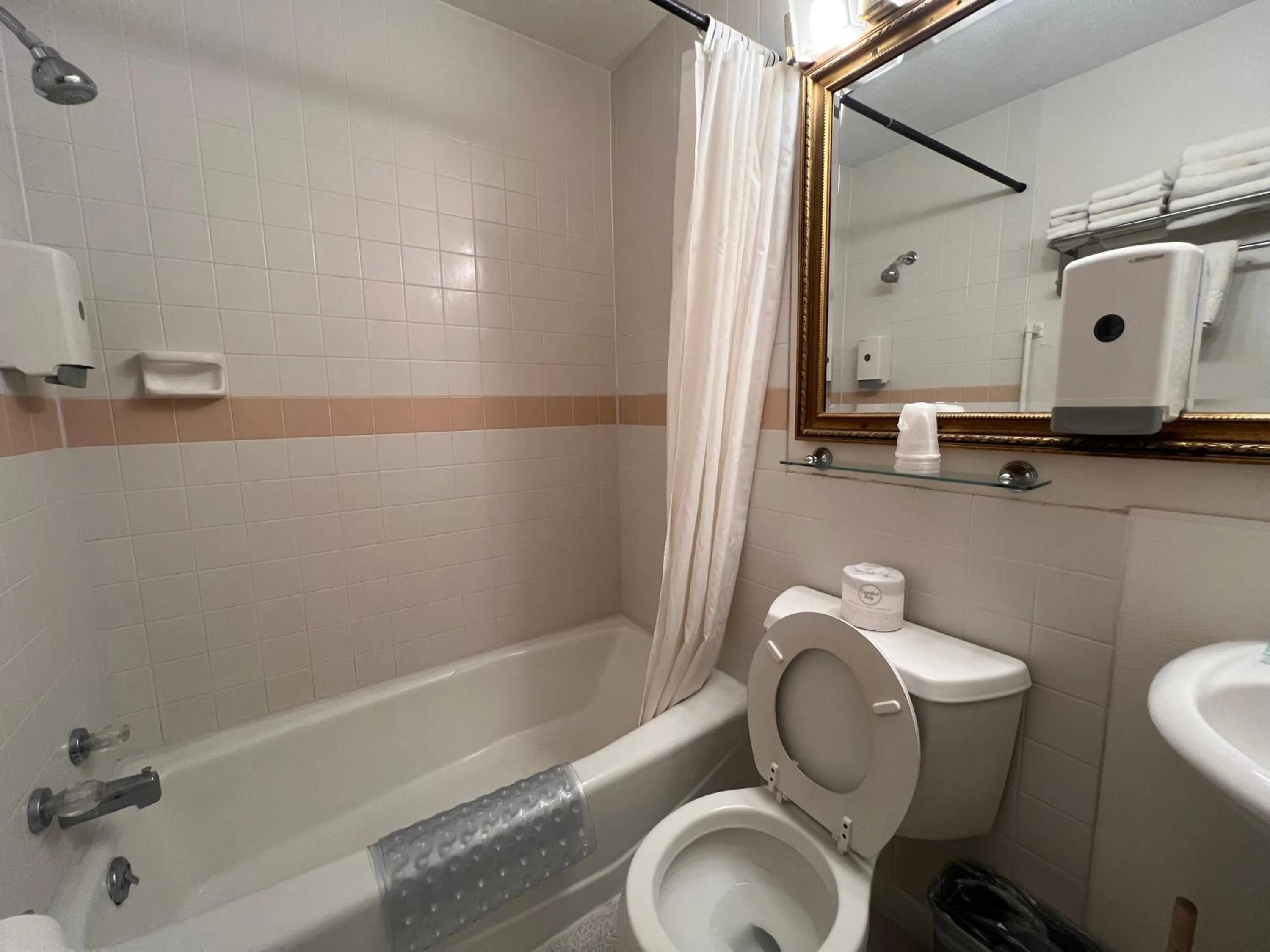 Bathroom in Dew Drop Inn Motel by OYO Miller SD