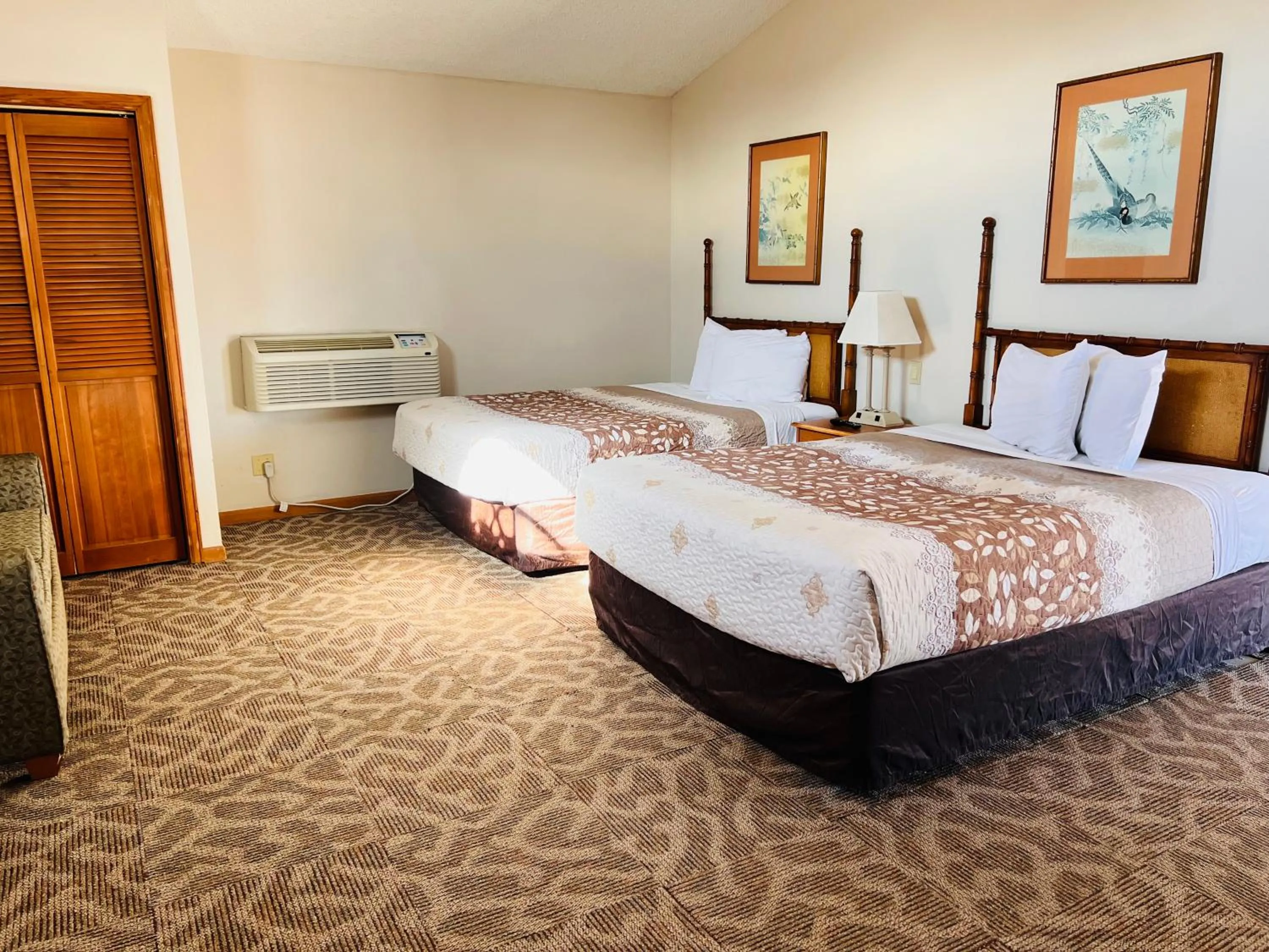 Bedroom, Bed in Dew Drop Inn Motel by OYO Miller SD