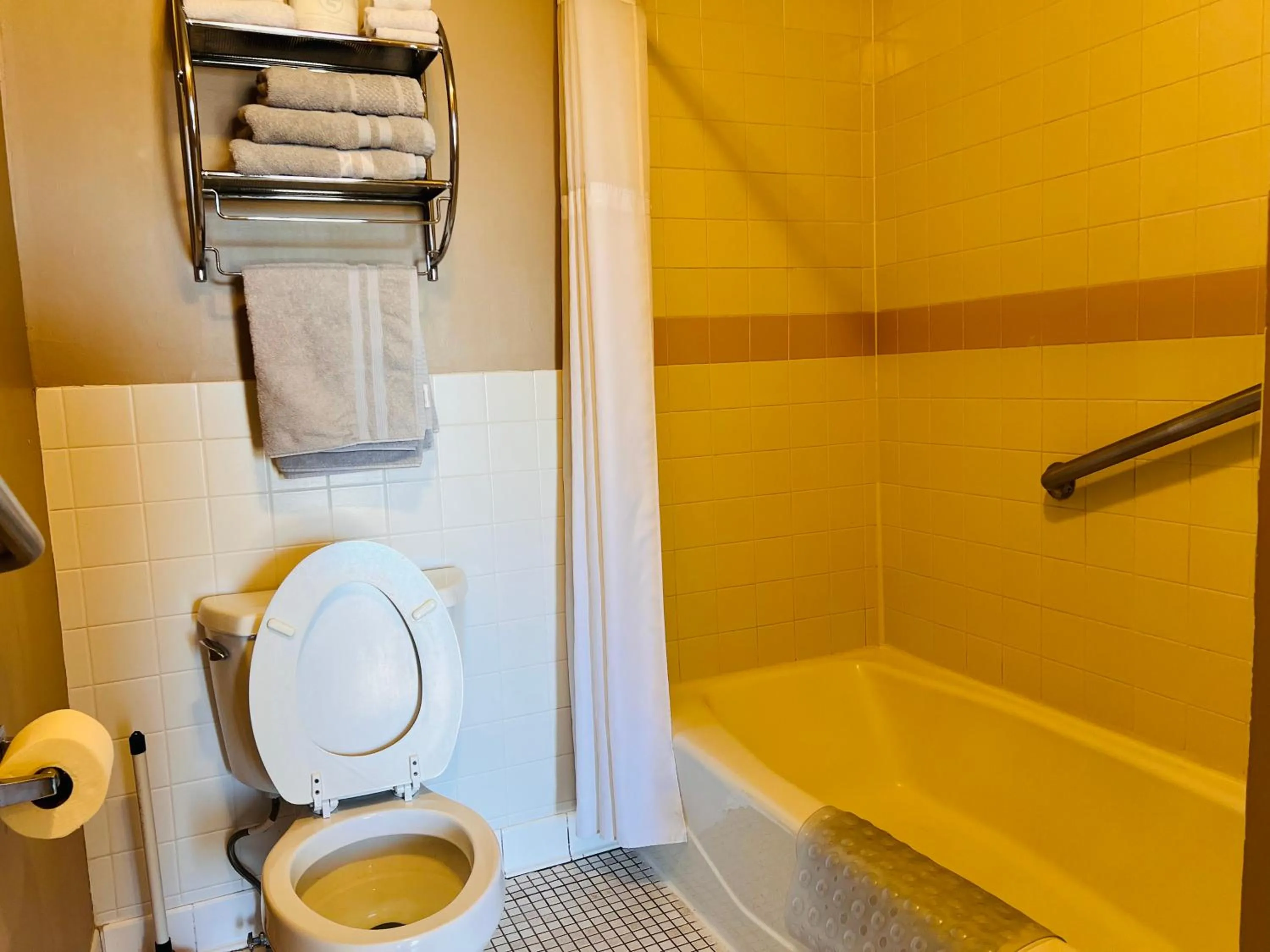 Bathroom in Dew Drop Inn Motel by OYO Miller SD