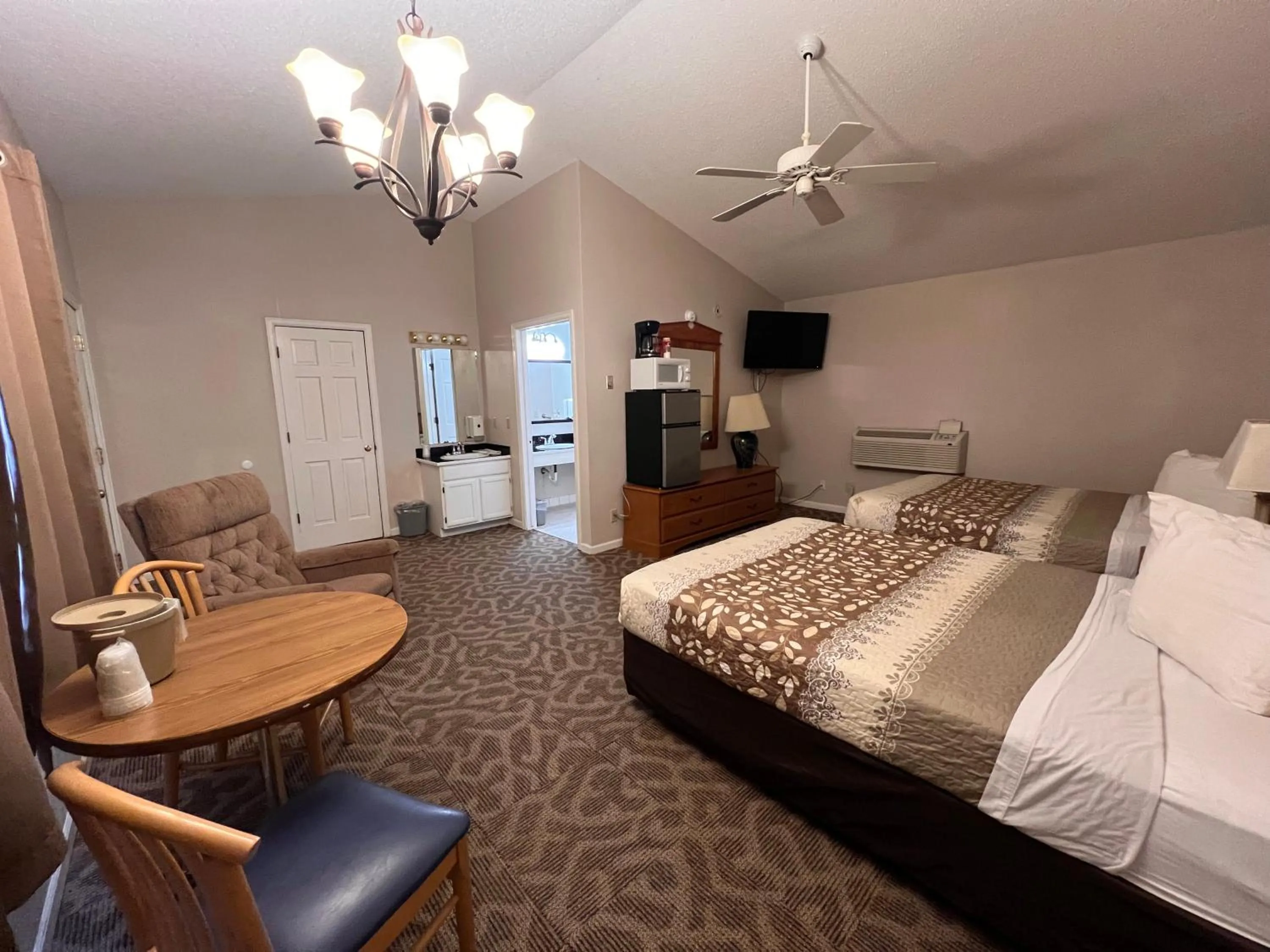 Bedroom, Bed in Dew Drop Inn Motel by OYO Miller SD