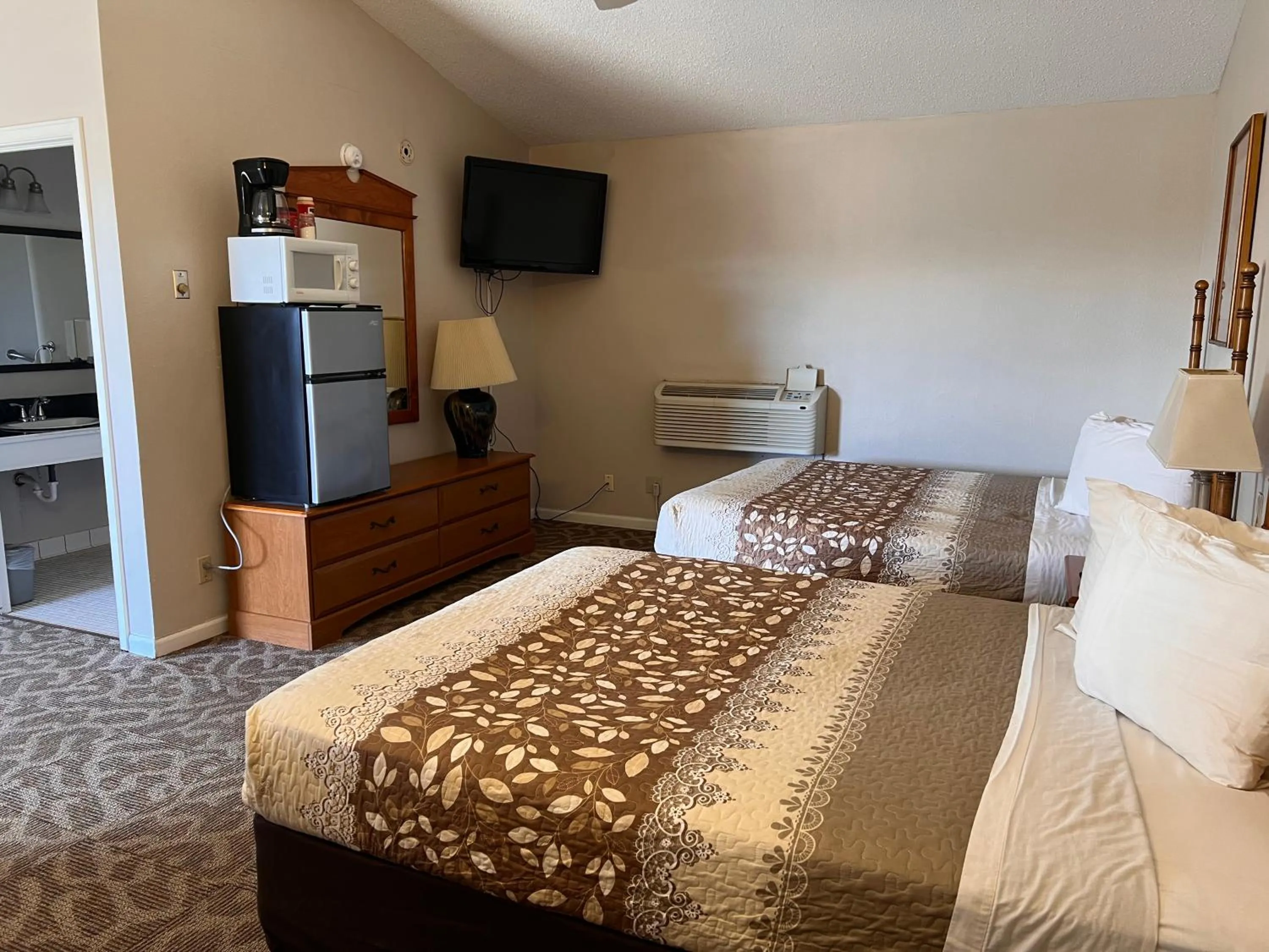 Bedroom, Bed in Dew Drop Inn Motel by OYO Miller SD