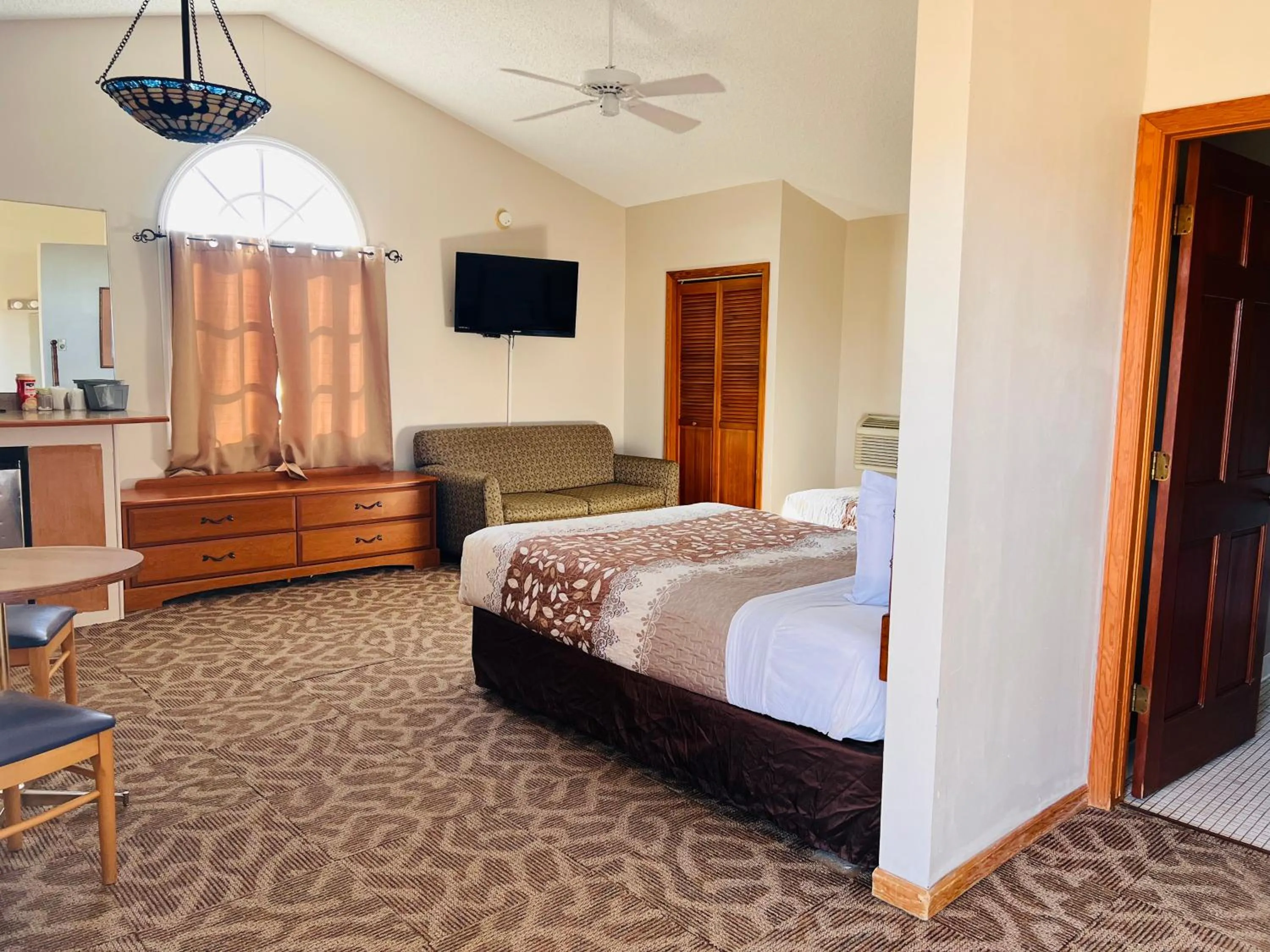 Bedroom, Bed in Dew Drop Inn Motel by OYO Miller SD