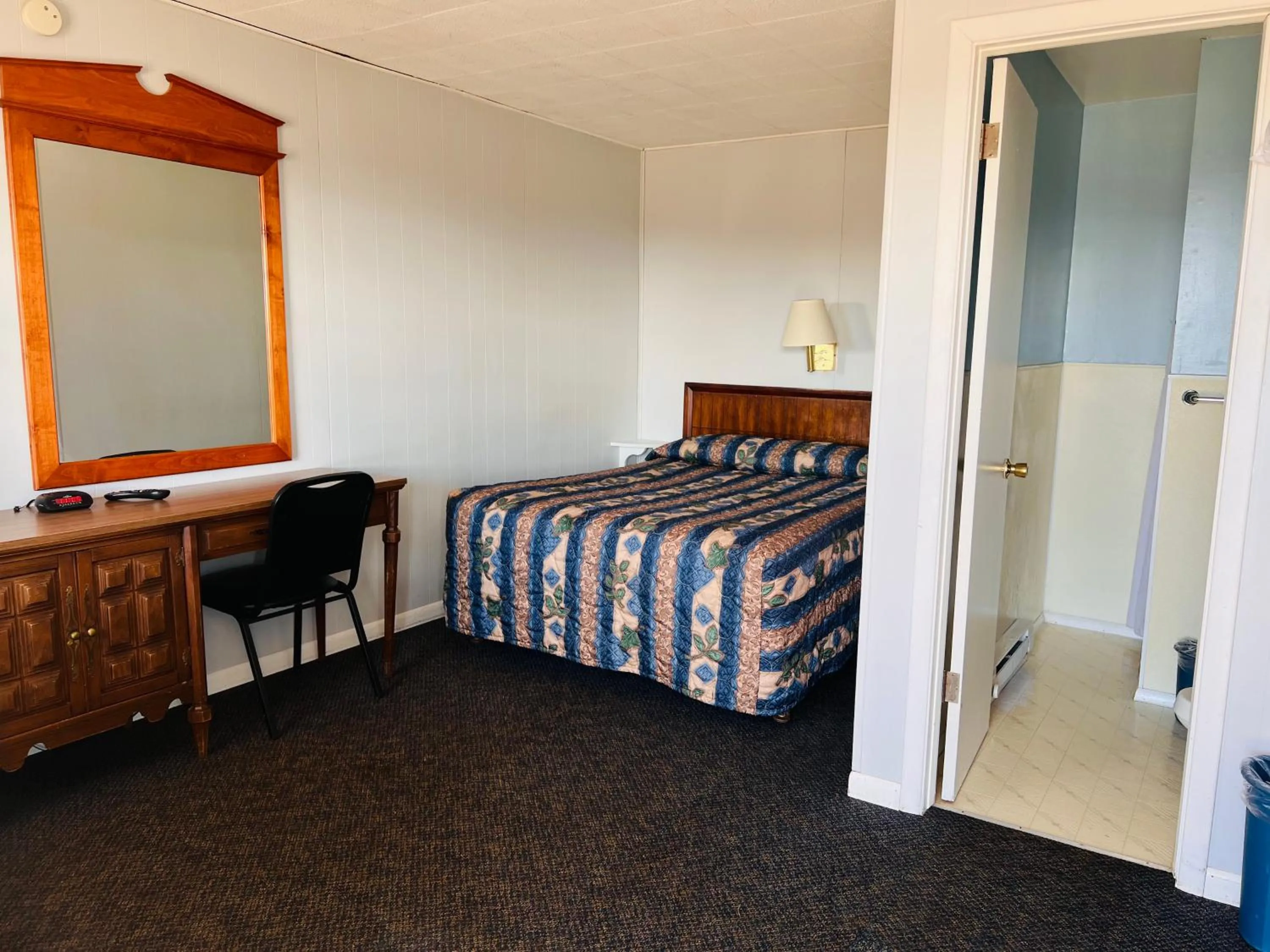 Bedroom, Bed in Dew Drop Inn Motel by OYO Miller SD