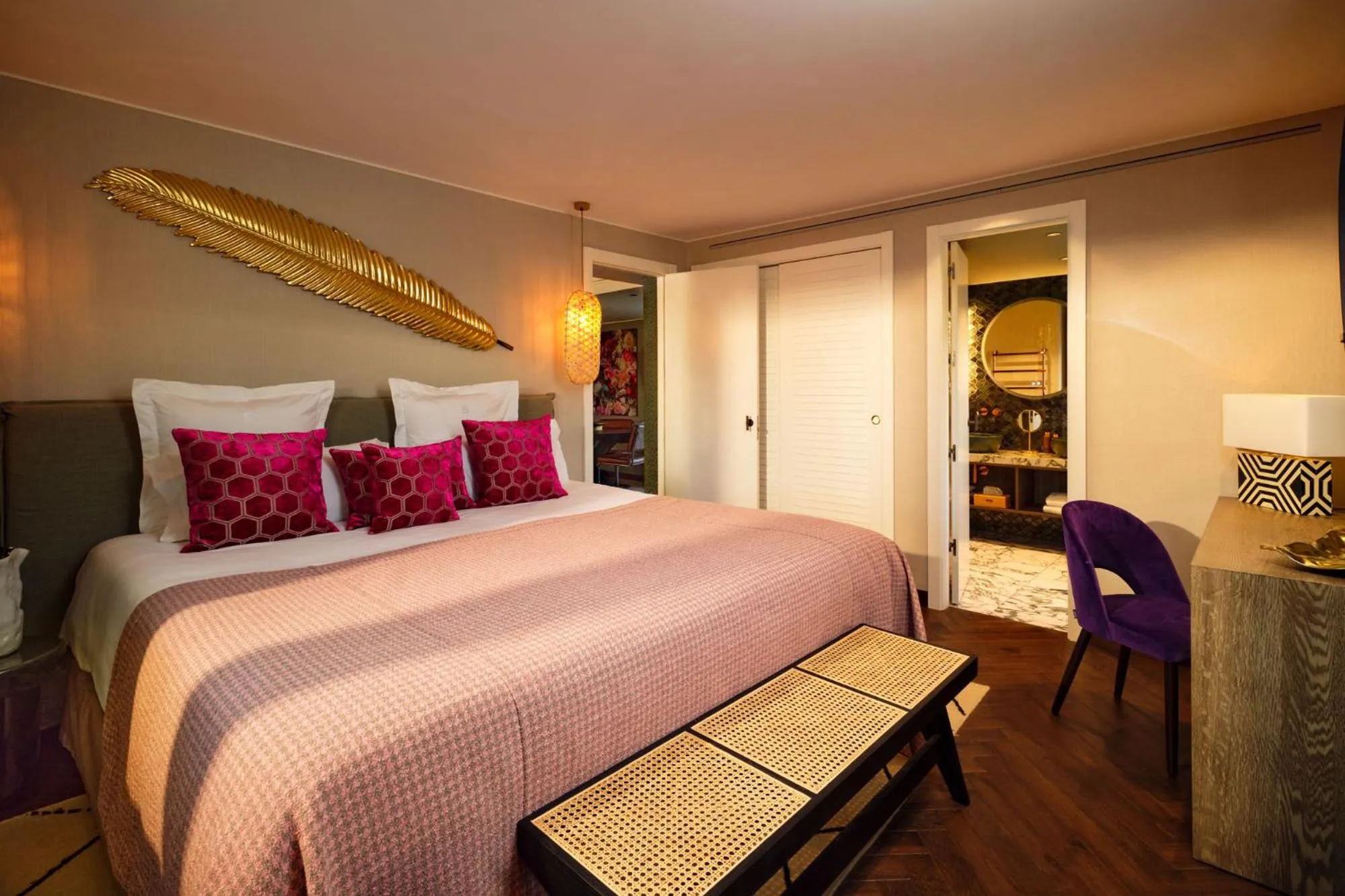 Shower, Bed in Boho Club