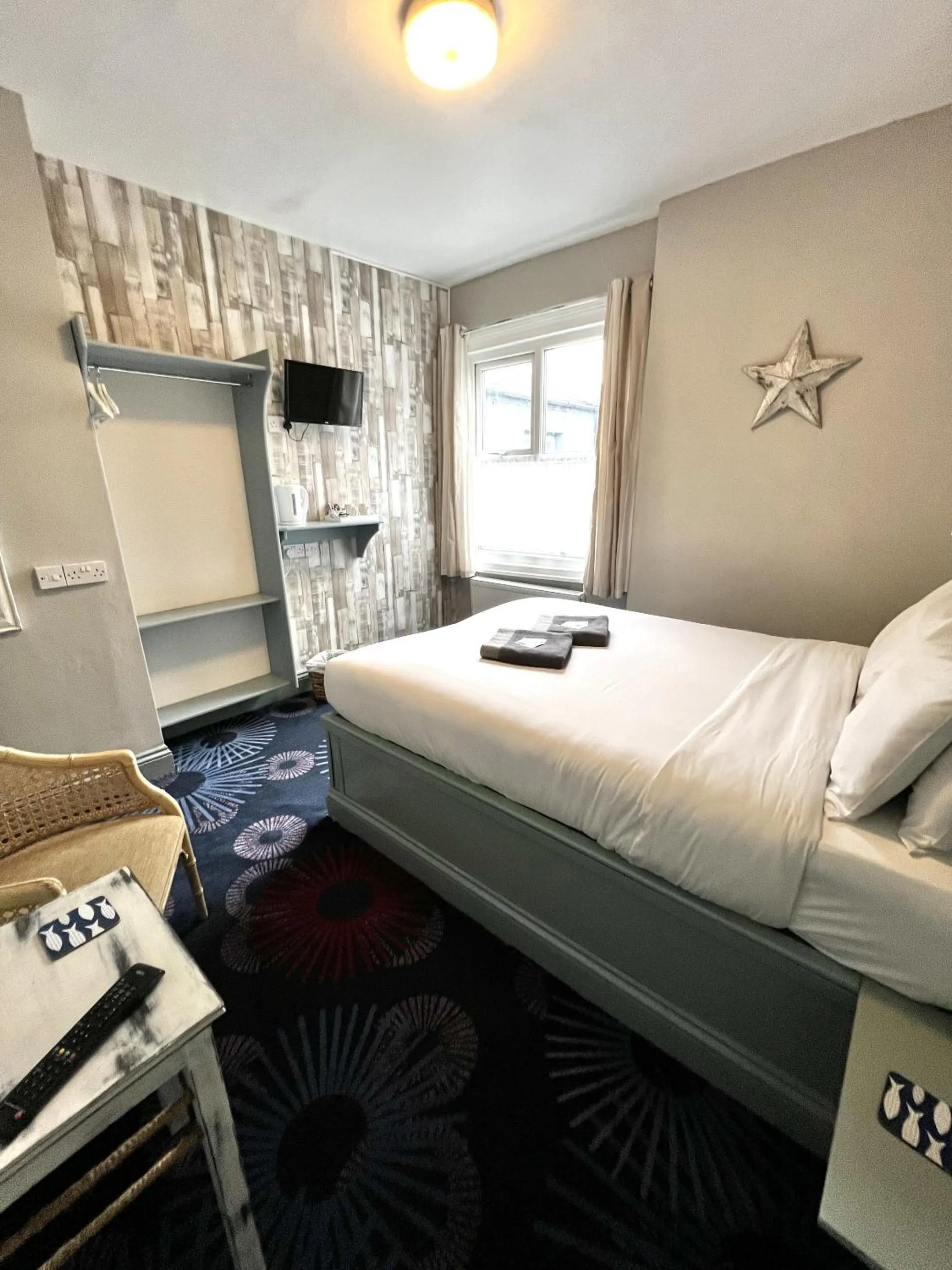 Bedroom, Bed in Central Cove Guesthouse