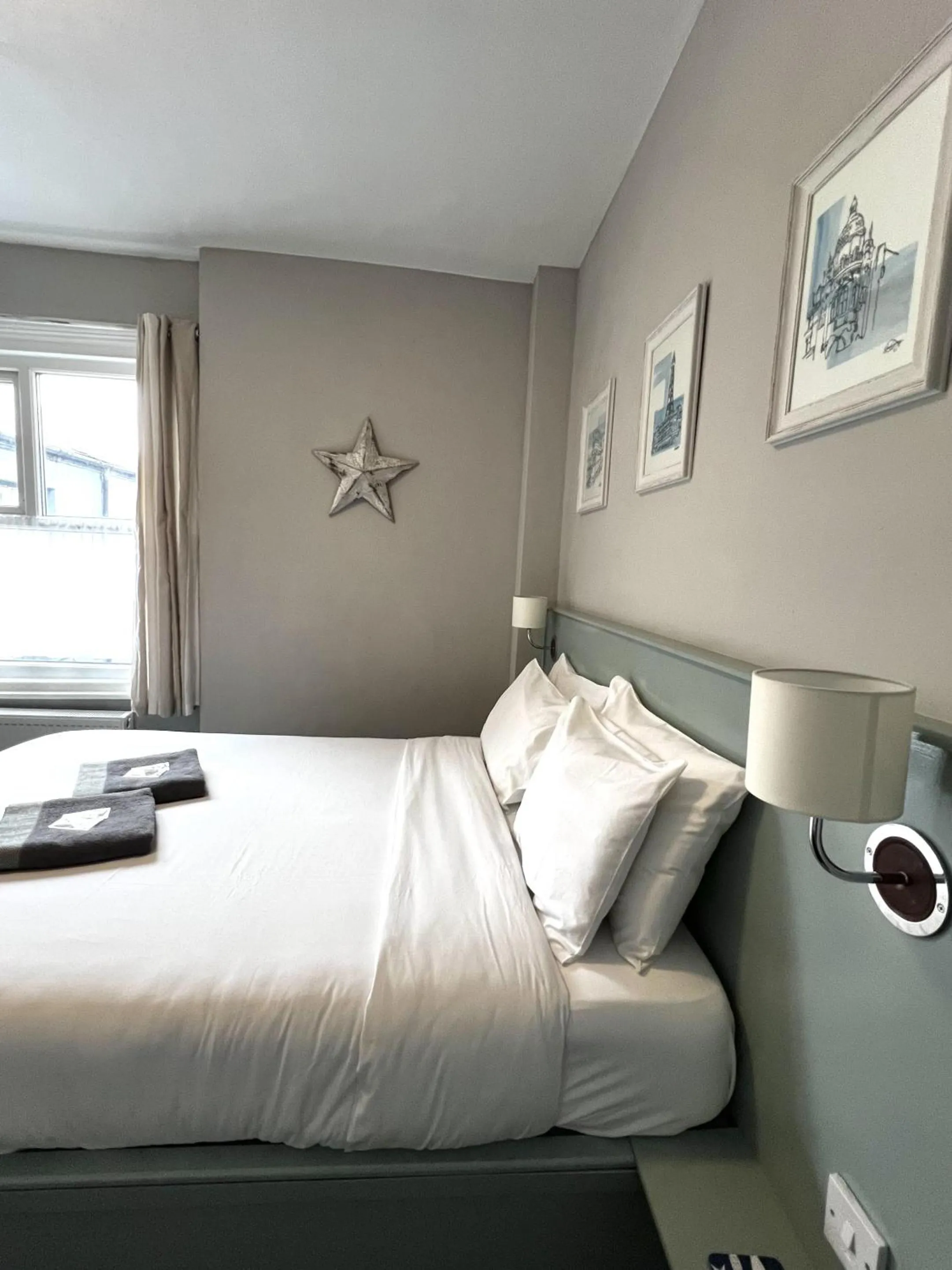 Bedroom, Bed in Central Cove Guesthouse