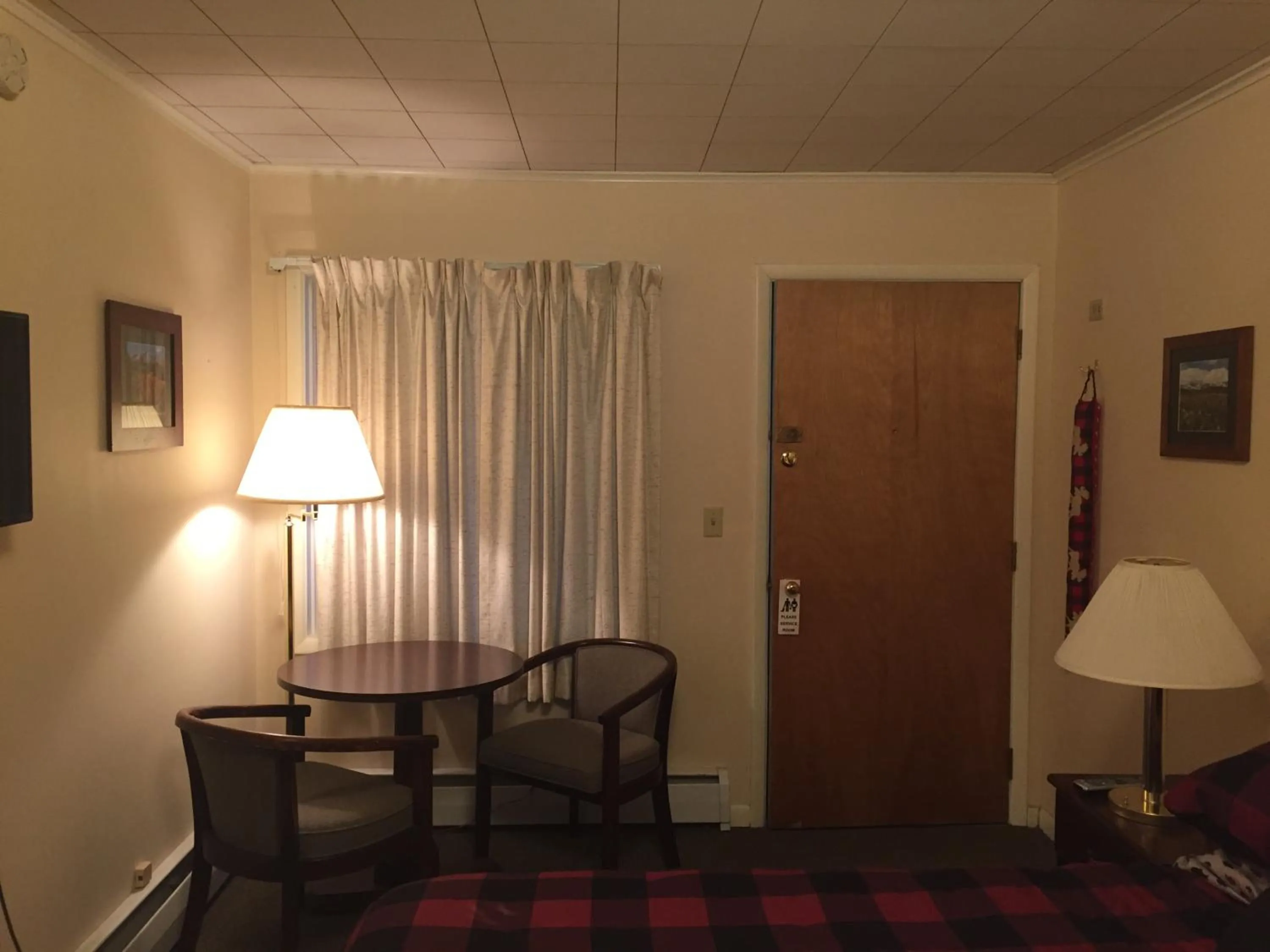 Seating area in Mansion House Motel