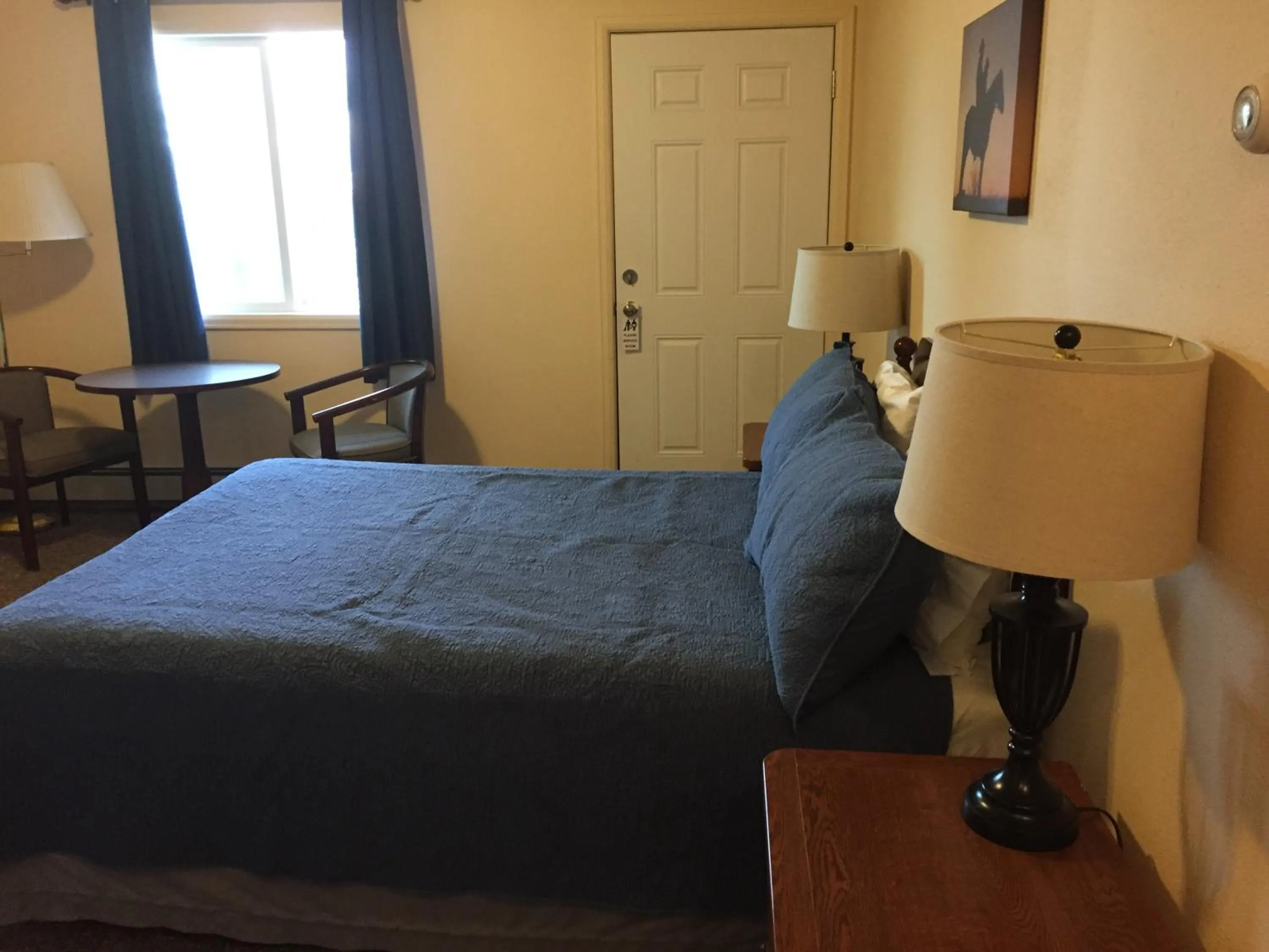 Bed in Mansion House Motel