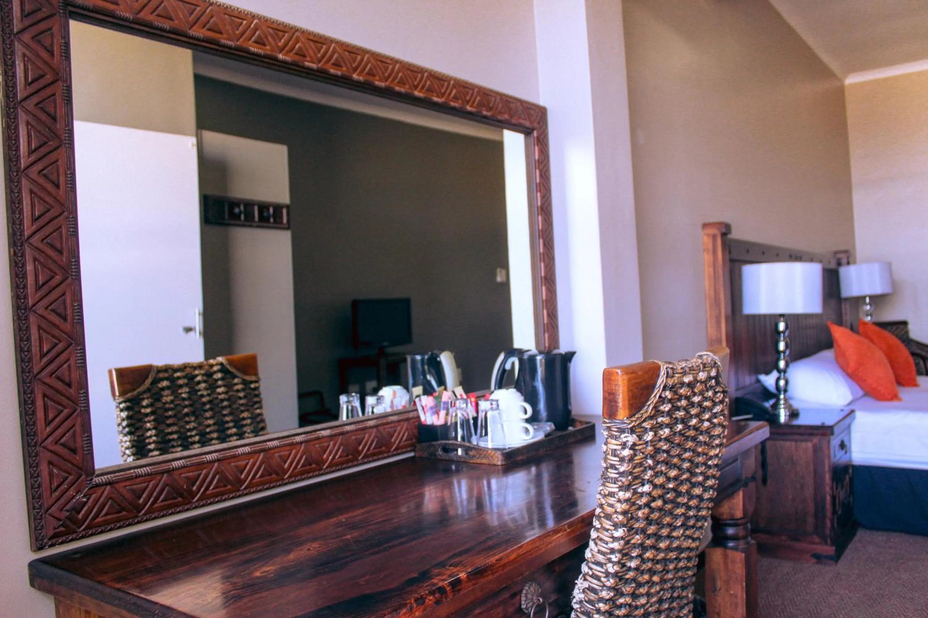 Seating area, Bed in Margate Hotel