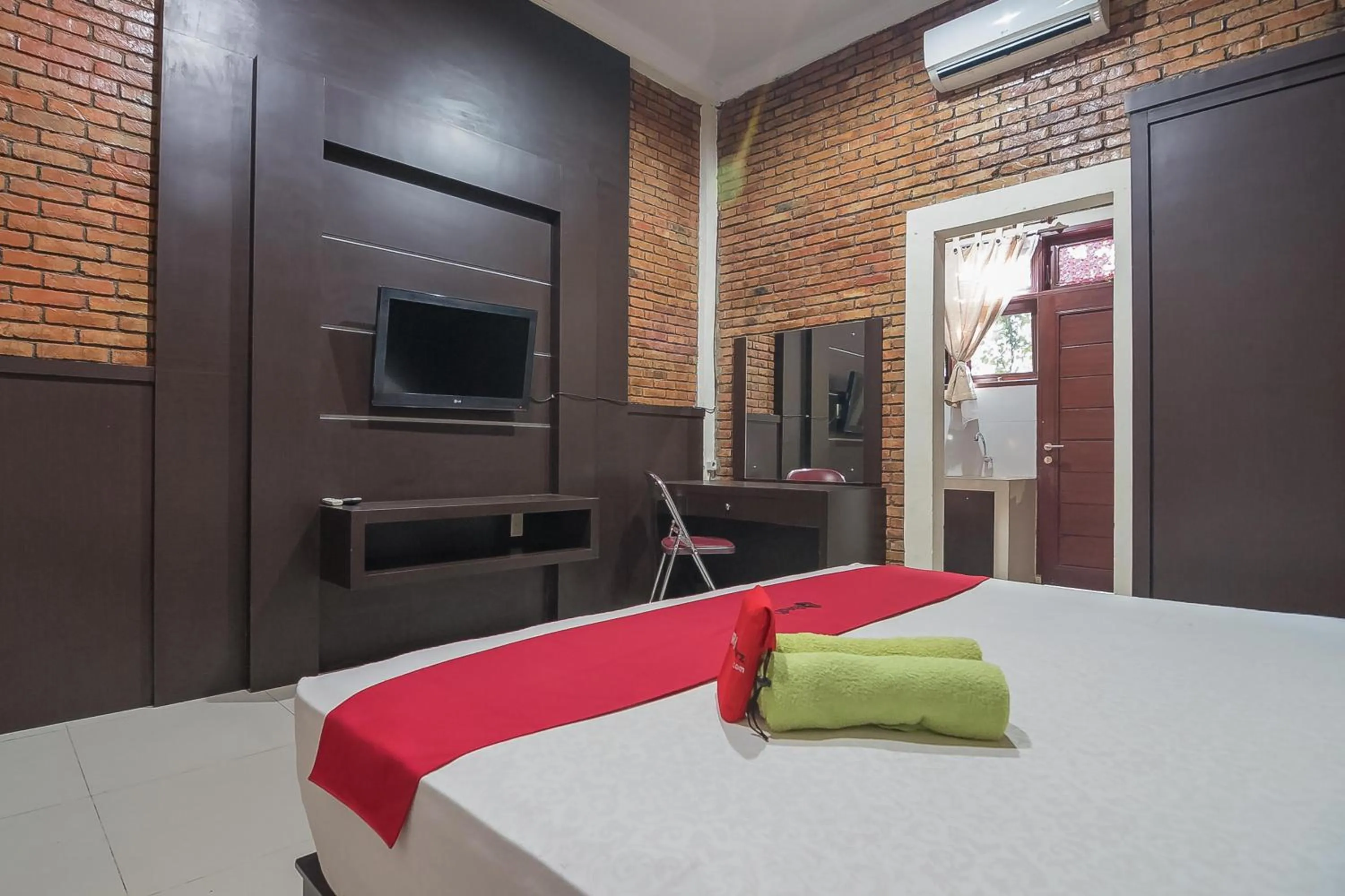 Bedroom, Bed in RedDoorz Plus near Cambridge City Square 2 Medan