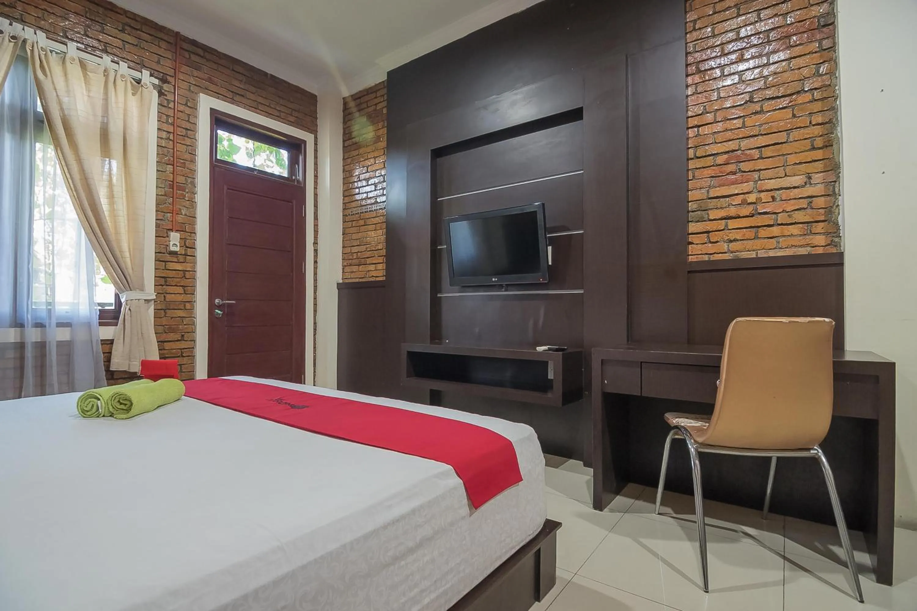 Bedroom, Bed in RedDoorz Plus near Cambridge City Square 2 Medan