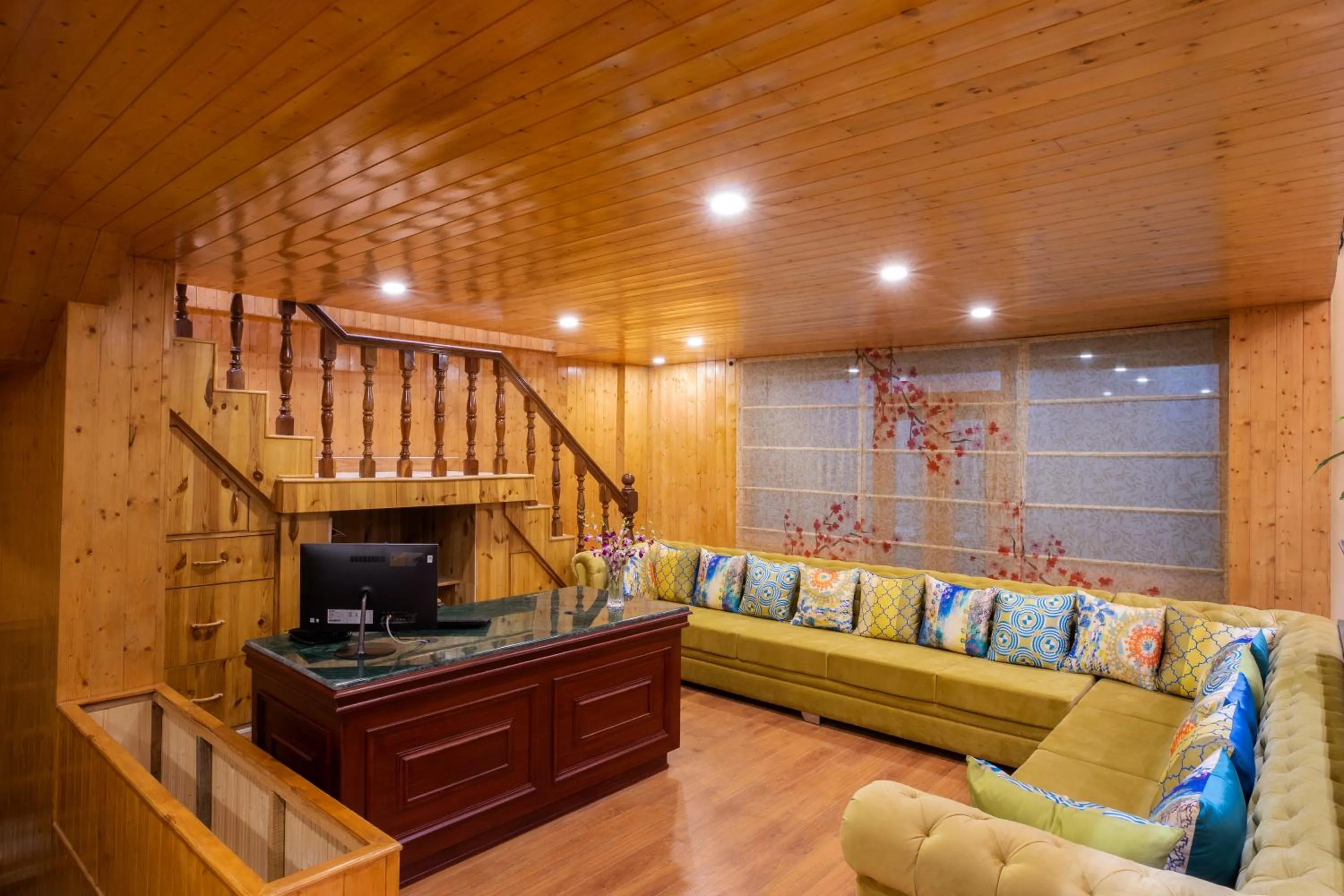 Living room in Regenta Inn by Riverside Manali